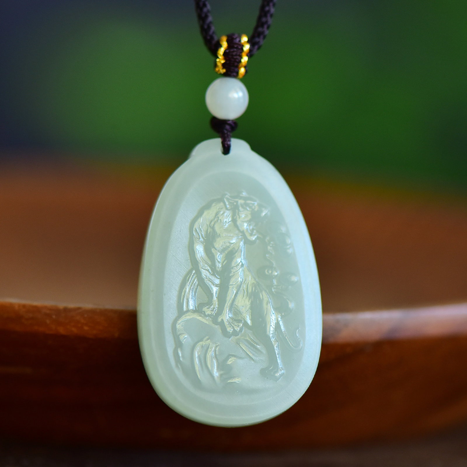 An Exquisite White Jade Tiger Pattern Pendant: An Exquisite White Jade Tiger Pattern Pendant,Size:41mmx26mm 寓意:生肖虎佩戴,佩戴可使一生顺利,逢凶