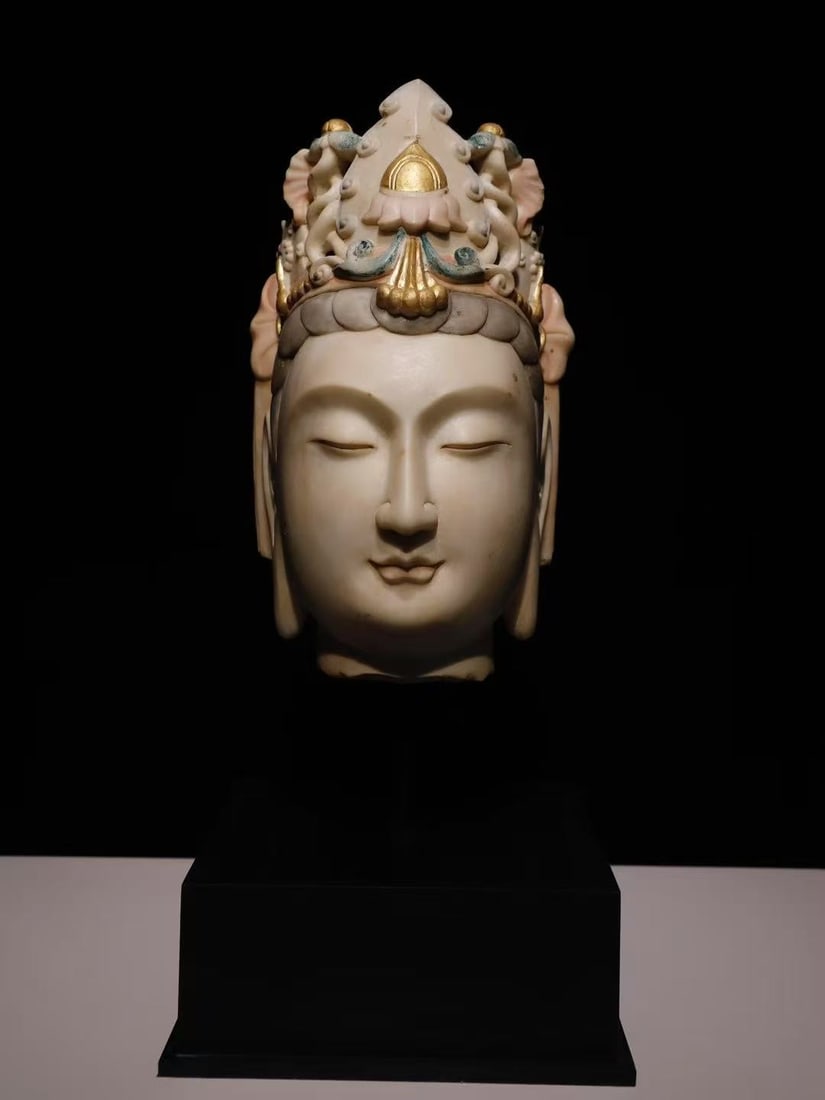 A Solemn Marble Painted Color Avalokitesvara-Head Ornament: A Solemn Marble Painted Color Avalokitesvara-Head Ornament,N.Qi , China,Size:15in 一尊庄严的汉白玉彩绘观音头像ਇ