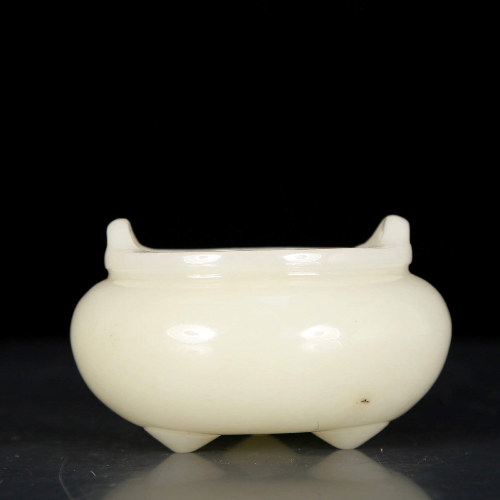 An exquisite white jade censer with tripod and double ears: An exquisite white jade tripod double-eared censer, Qing Dynasty, China, Size: 3.9inx2.2in, Weight: 295g 清代 白玉三足双耳香炉