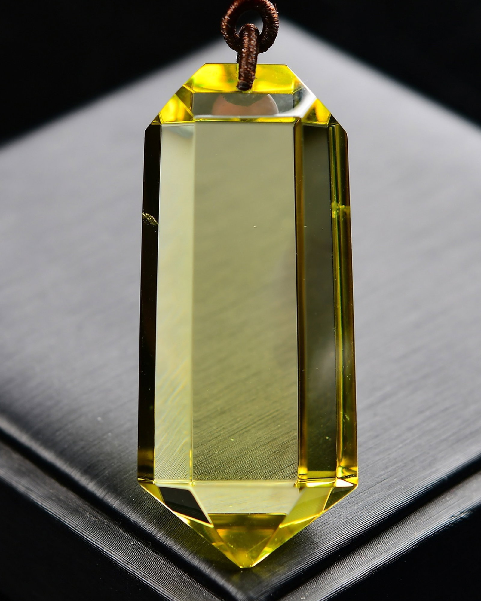 An Exquisite Crystal Pendant: An Exquisite Crystal Pendant,Size:57mmx24mmx15mm,Weight:39.7g 水晶吊坠