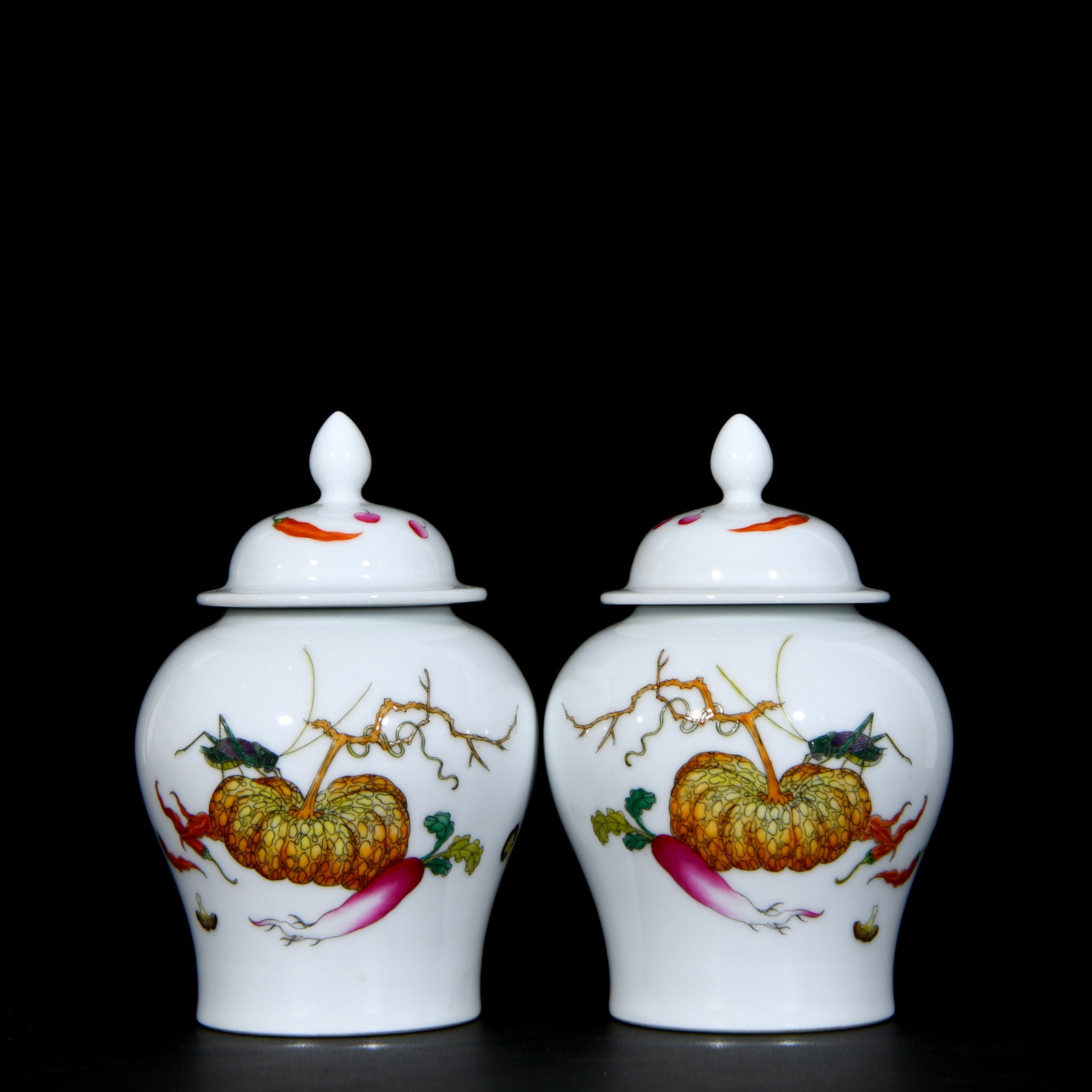 A Pair of Exquisite Enamel Vegetables and Insect Pattern Jar with Covers,With Poem: A Pair of Exquisite Enamel Vegetables and Insect Pattern Jar with Covers,With Poem,Qing Dynasty, China,Qianlong Six-character Mark,Size:6.3inx4.3in 一对珐琅彩蔬!
