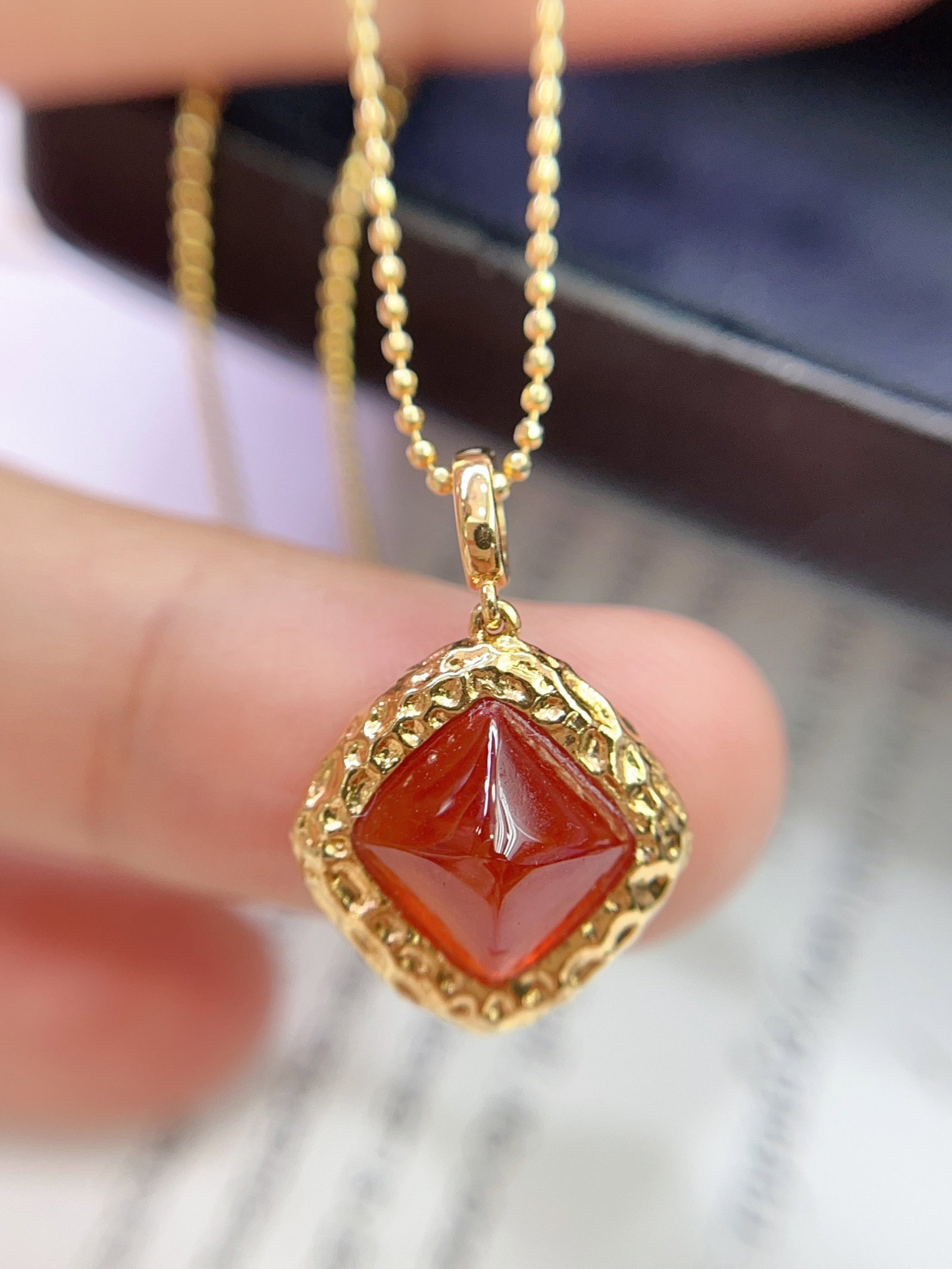 A Exquisite 18k Gold Inlaid 3.50ct Natural Orange Gemstones Pendant: A Exquisite 18k Gold Inlaid 3.50ct Natural Orange Gemstones Pendant,Total Weight:1.90g 18k金镶 3.50ct 天然橙宝石吊坠