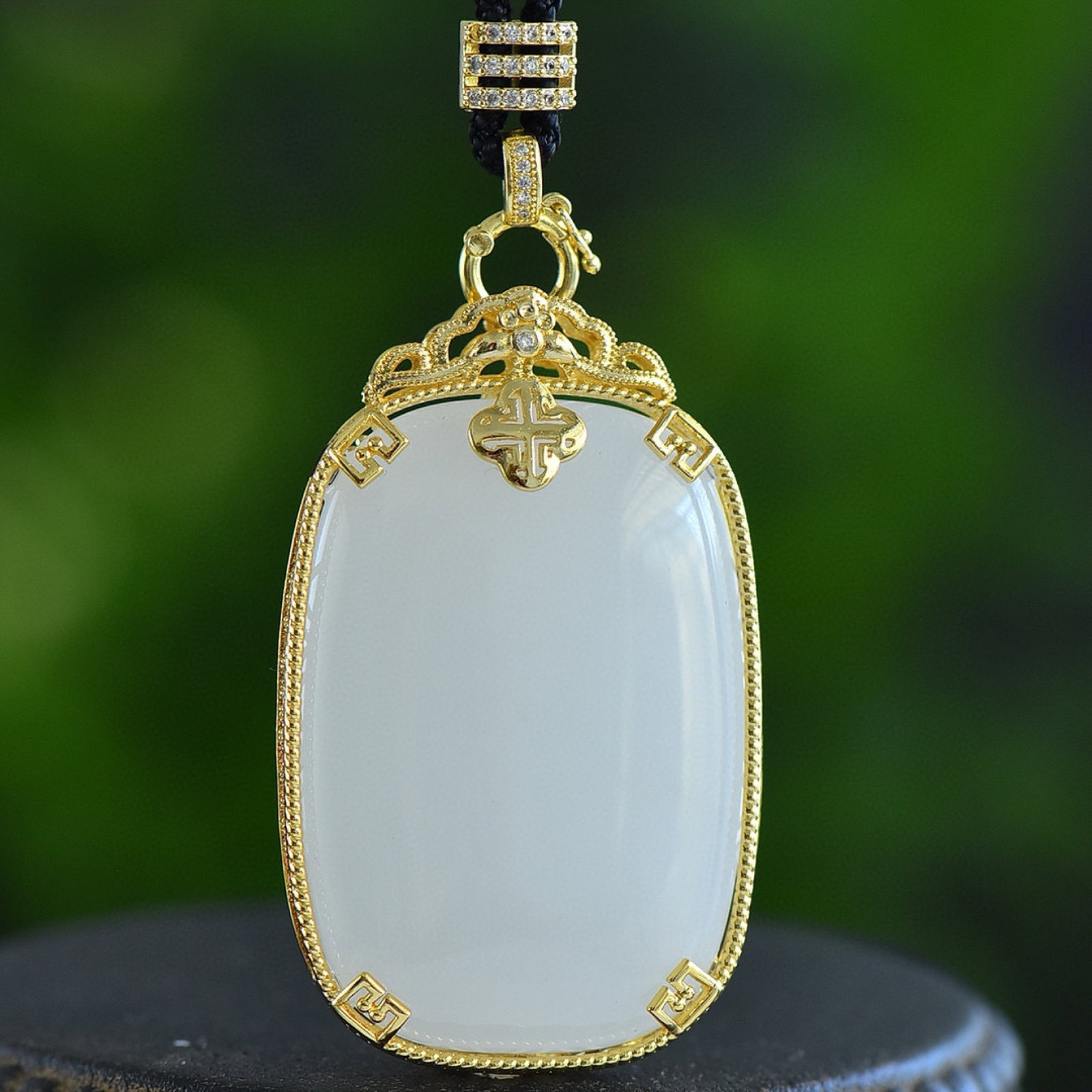An Exquisite Bronze-Gold Plated Inlaid White Jade Necklace,Inlaid Diamond: An Exquisite Bronze-Gold Plated Inlaid White Jade Necklace,Inlaid Diamond,Size:35mmx52mm 铜镀金镶白玉项链,嵌钻石