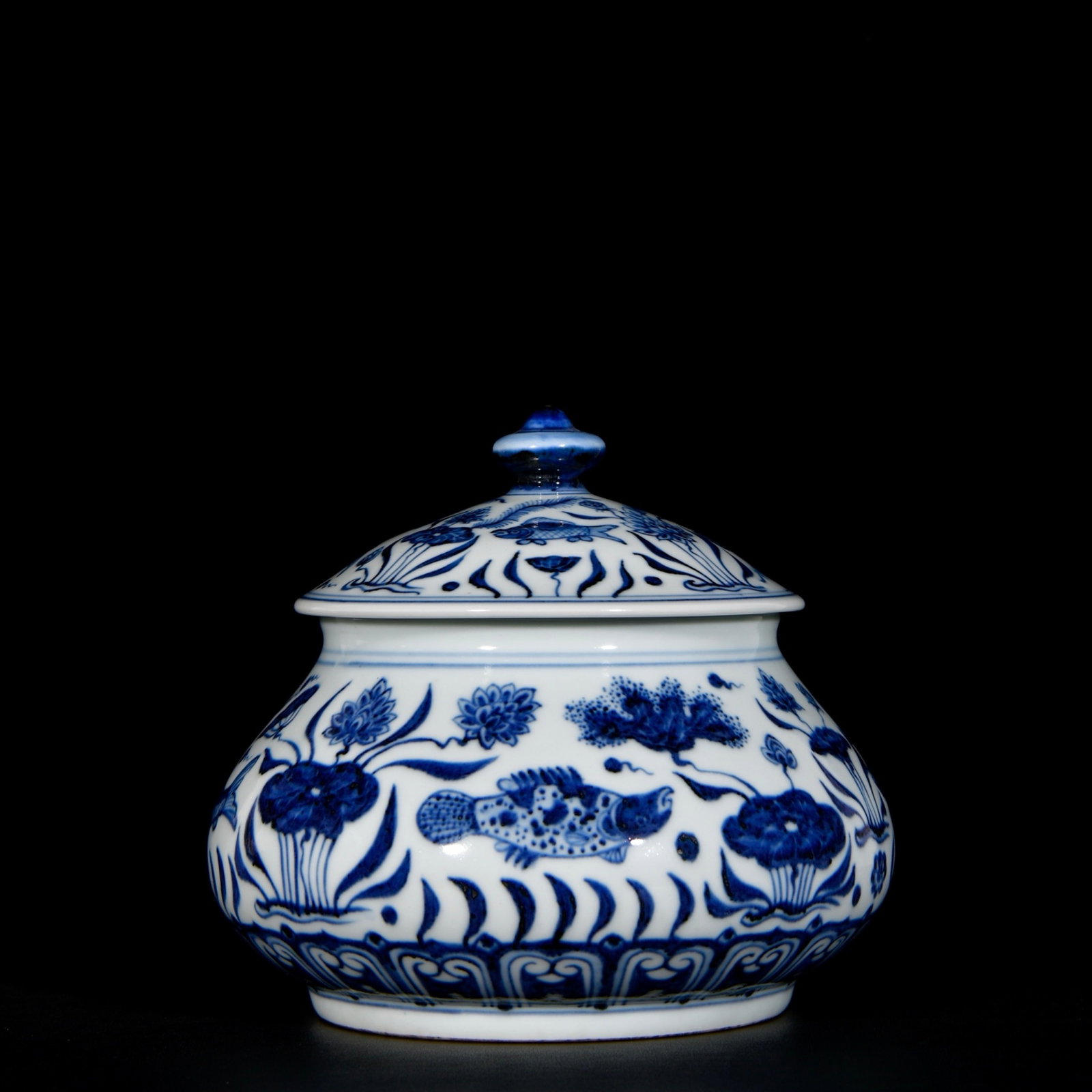 An Exquisite Blue and White Hornwort Pattern Jar with Cover: An Exquisite Blue and White Hornwort Pattern Jar with Cover,Ming Dynasty, China,Xuande Six-character Mark,Size:7.5inx8.3in 青花鱼藻纹盖罐,中国