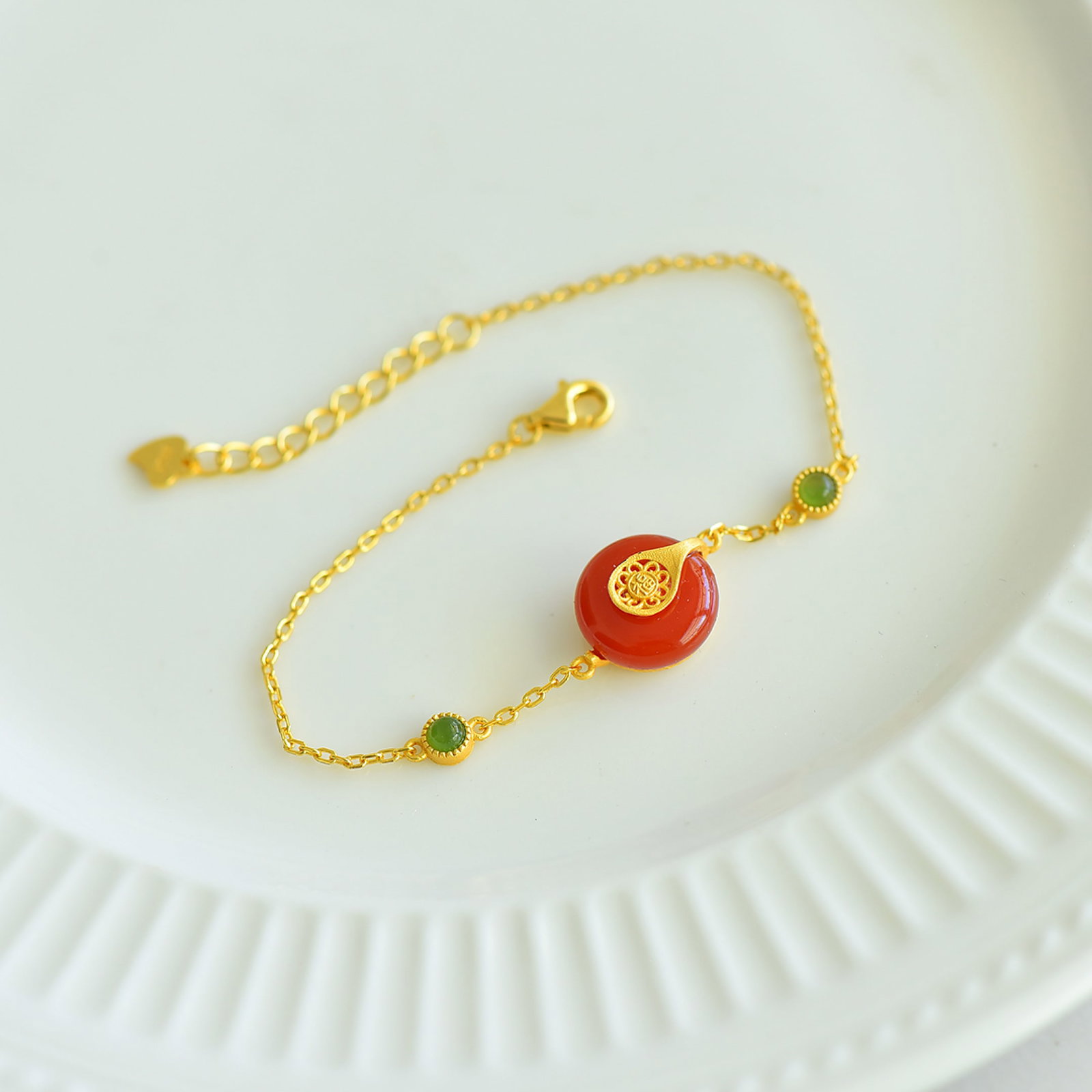 An Exquisite Sterling Silver-Gold Plated Inlaid Red Agate Bracelet: An Exquisite Sterling Silver-Gold Plated Inlaid Red Agate Bracelet 纯银镀金镶红玛瑙手链