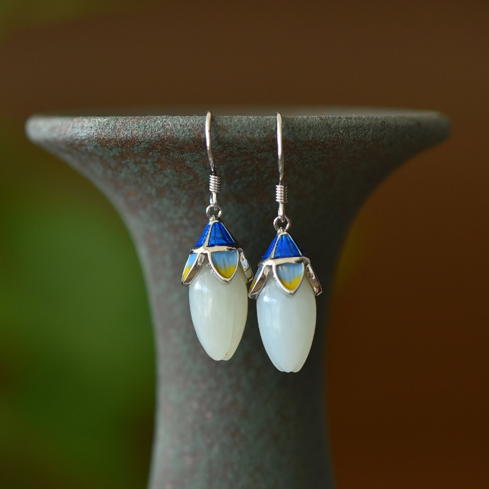 A Pair of Exquisite Sterling Silver Inlaid White Jade Enamel Earrings: A Pair of Exquisite Sterling Silver Inlaid White Jade Enamel Earrings,Size:9mmx15mm 一对纯银镶白玉珐琅耳环