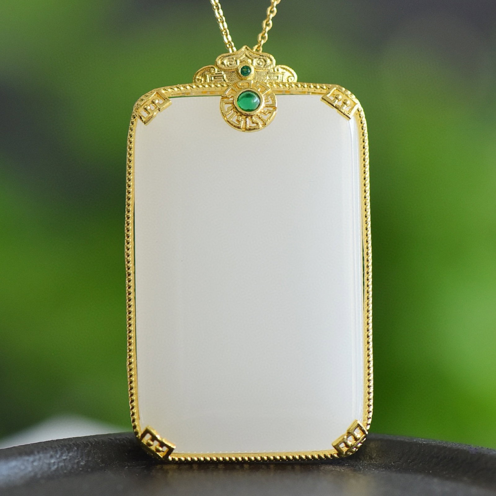 An Exquisite Bronze-Gold Plated Inlaid White Jade Necklace: An Exquisite Bronze-Gold Plated Inlaid White Jade Necklace,Size:30mmx50mm 铜镀金镶白玉项链