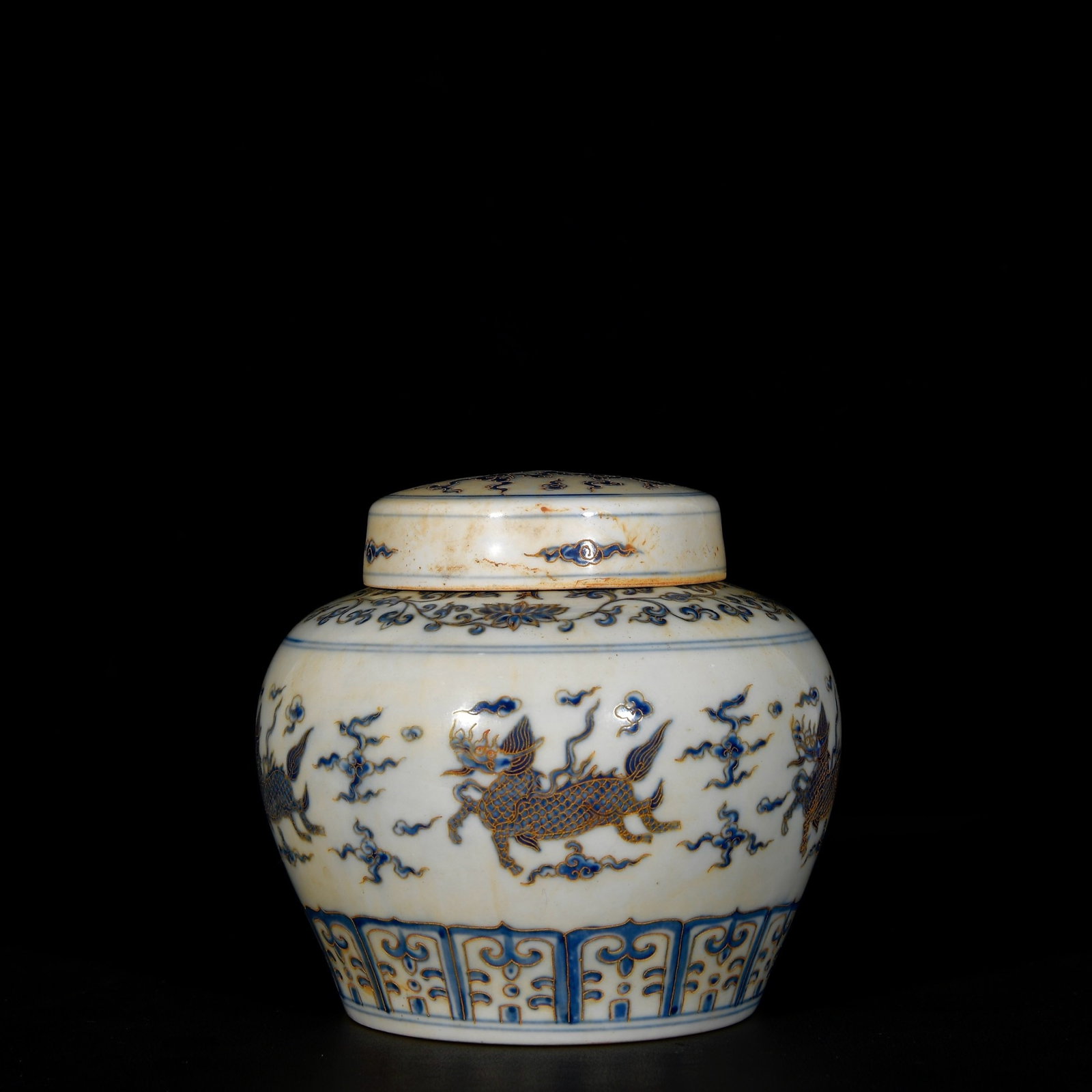 An Exquisite Blue and White Painted Gold Auspicious Cloud and Kylin Pattern Jar with Cover: An Exquisite Blue and White Painted Gold Auspicious Cloud and Kylin Pattern Jar with Cover,Ming Dynasty, China,Size:5.1inx5.7in 青花描金祥云麒麟纹