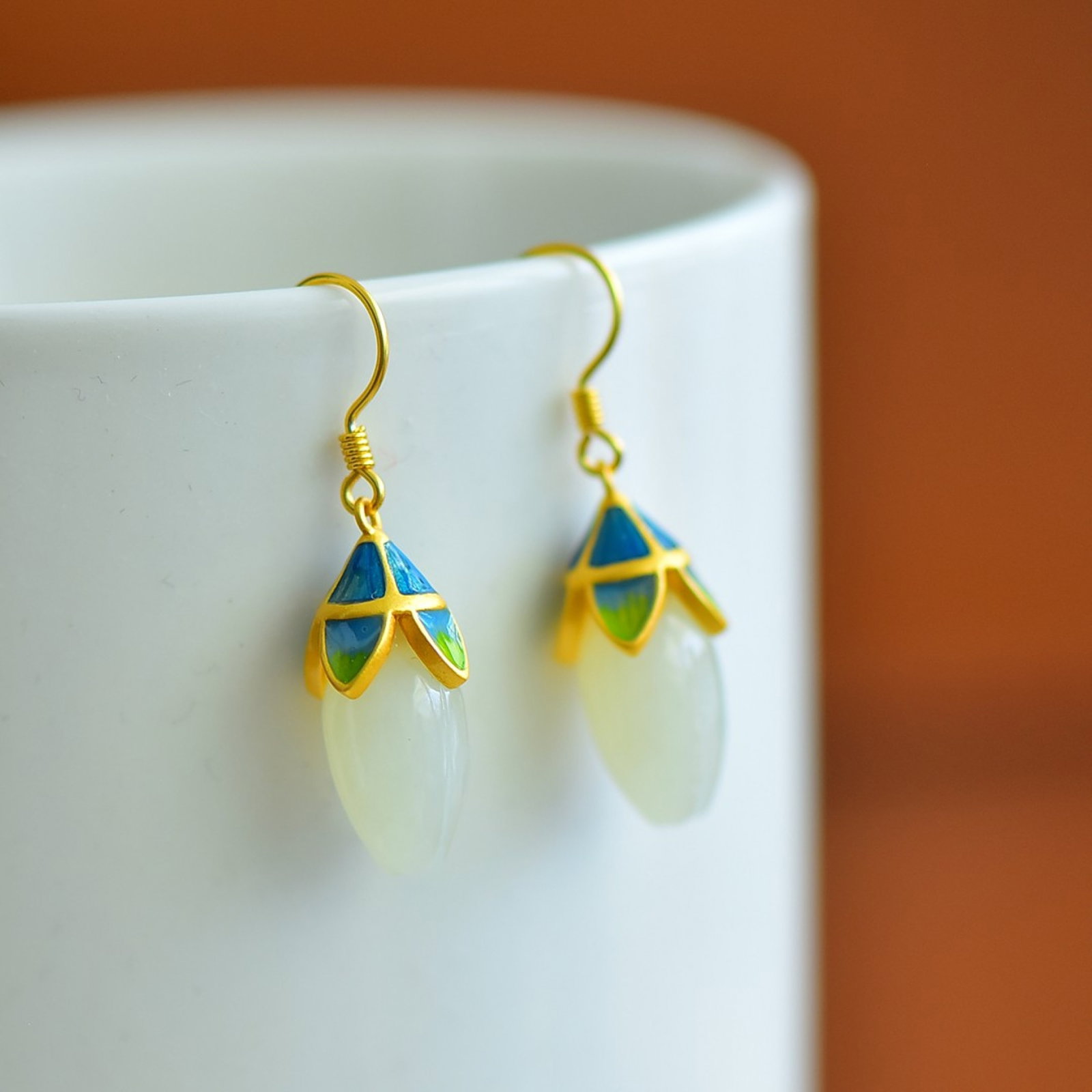 A Pair of Exquisite Sterling Silver-Gold Plated Inlaid White Jade Enamel Earrings: A Pair of Exquisite Sterling Silver-Gold Plated Inlaid White Jade Enamel Earrings,Size:9mmx15mm 一对纯银镀金镶白玉珐琅耳环