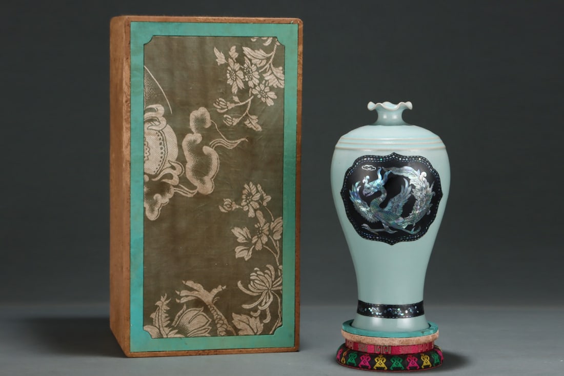 An Exquisite Ru yao Inlaid Mother-of-pearl-inlay Phoenix Pattern Vase,with poem: An Exquisite Ru yao Inlaid Mother-of-pearl-inlay Phoenix Pattern Vase,with poem,Song Dynasty,China,Fenghua Mark,Size:10.6inx5.4in 汝窑镶螺钿凤纹瓶,ñ