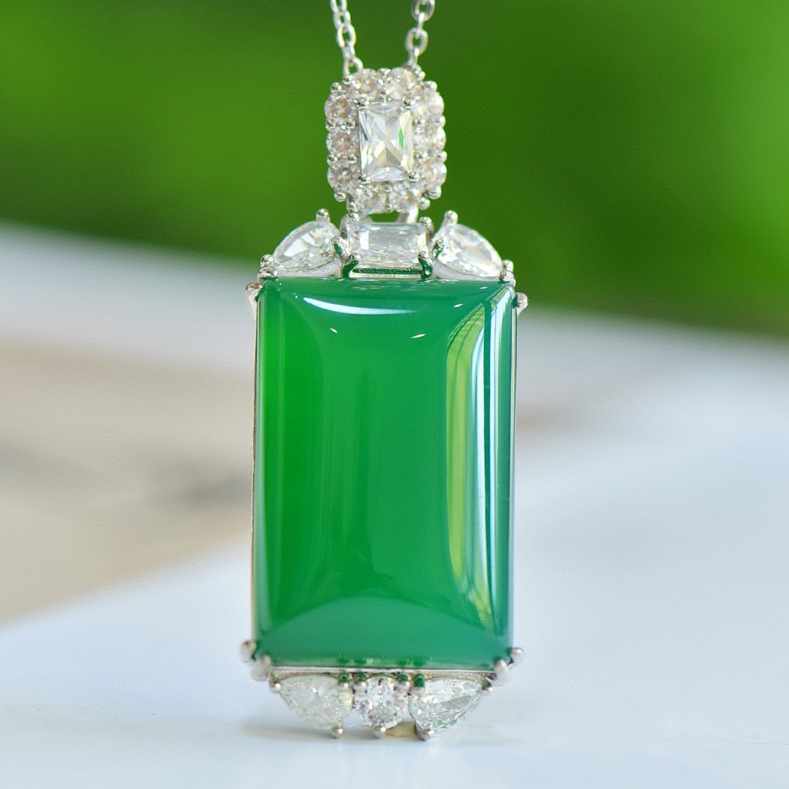 An Exquisite Bronze Inlaid Agate Necklace,Inlaid Diamond: An Exquisite Bronze Inlaid Agate Necklace,Inlaid Diamond,Size:20mmx30mm 铜镶玛瑙项链,嵌钻石