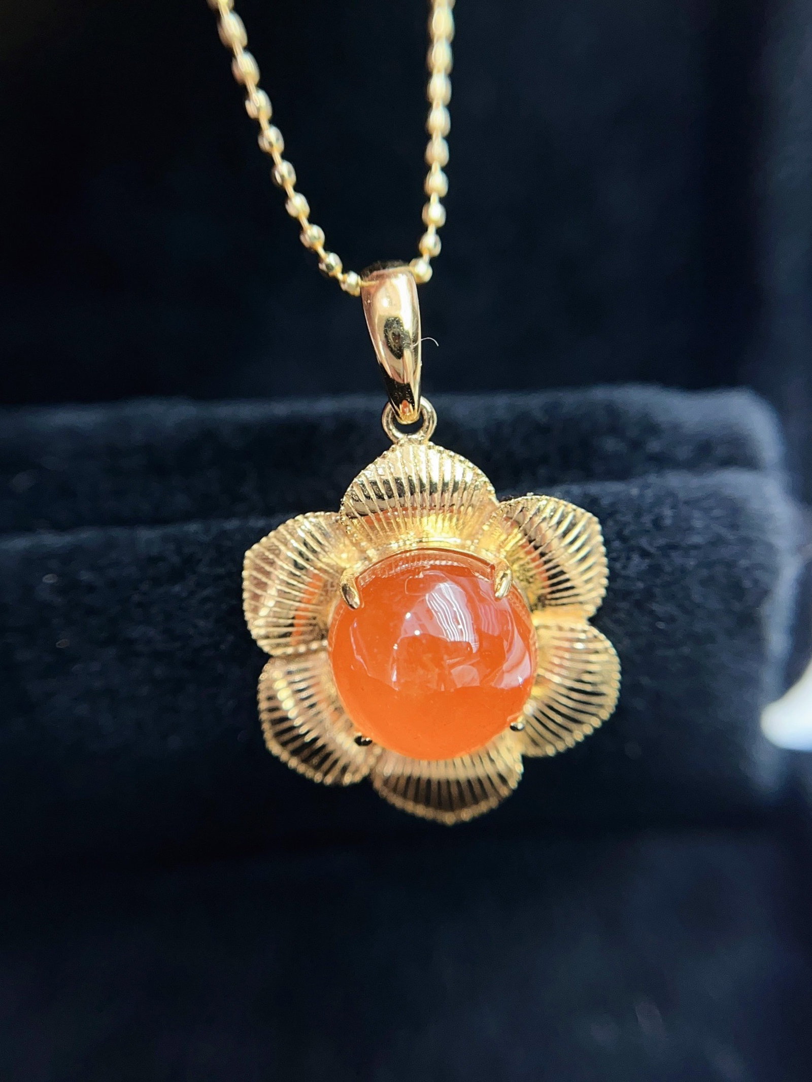 A Exquisite 18k Gold Inlaid 6.35ct Natural Orange Gemstones Pendant: A Exquisite 18k Gold Inlaid 6.35ct Natural Orange Gemstones Pendant,Total Weight:2.75g 18k金镶 6.35ct 天然橙宝石吊坠