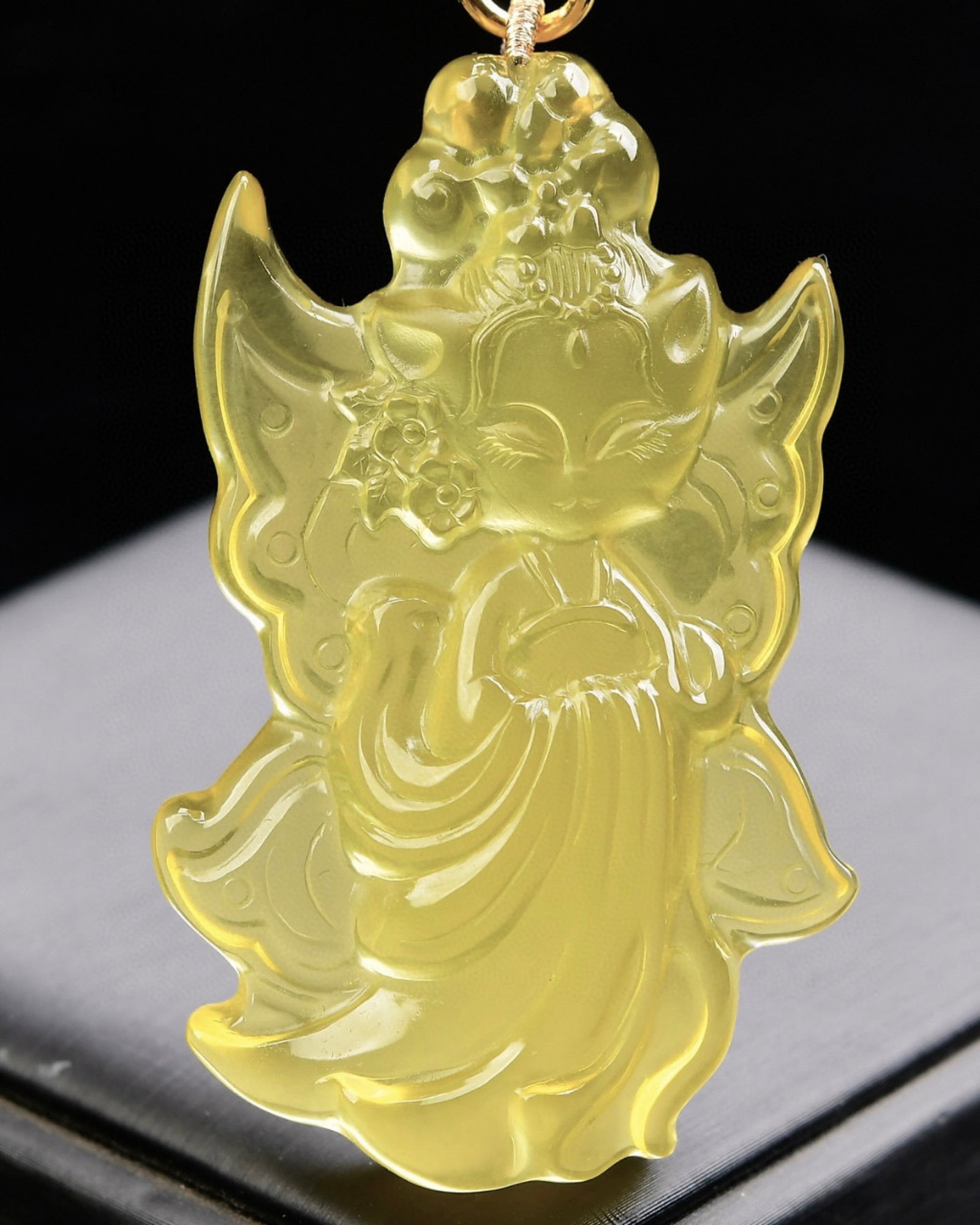 An Exquisite Crystal Fox Pendant: An Exquisite Crystal Fox Pendant,Size:74mmx41mmx15mm,Weight:86.7g 水晶狐狸吊坠