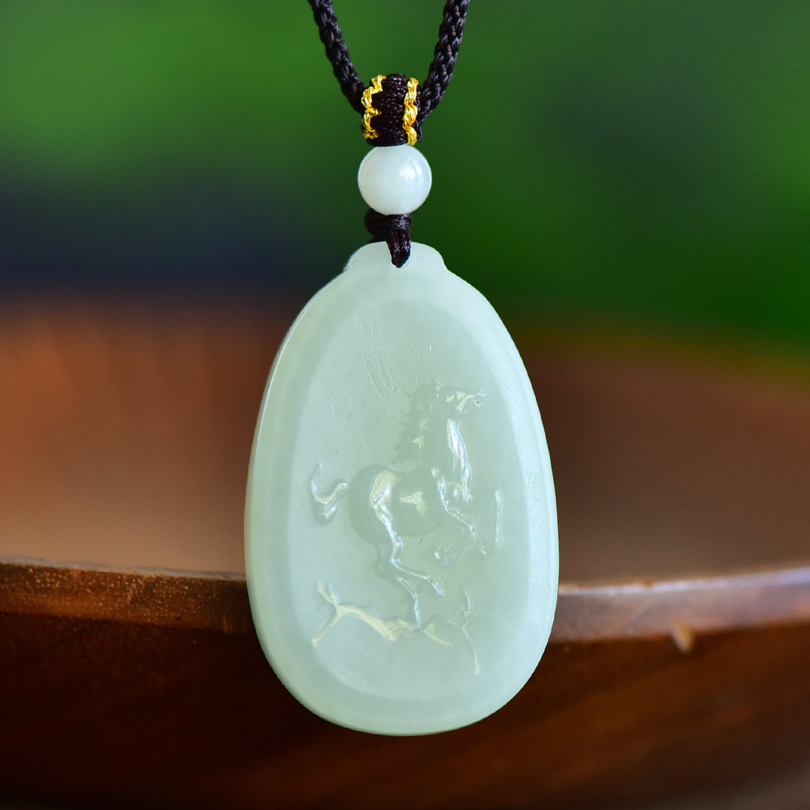 An Exquisite White Jade Horse Pattern Pendant: An Exquisite White Jade Horse Pattern Pendant,Size:41mmx26mm 寓意:生肖马佩戴,佩戴可使一生顺利,逢凶