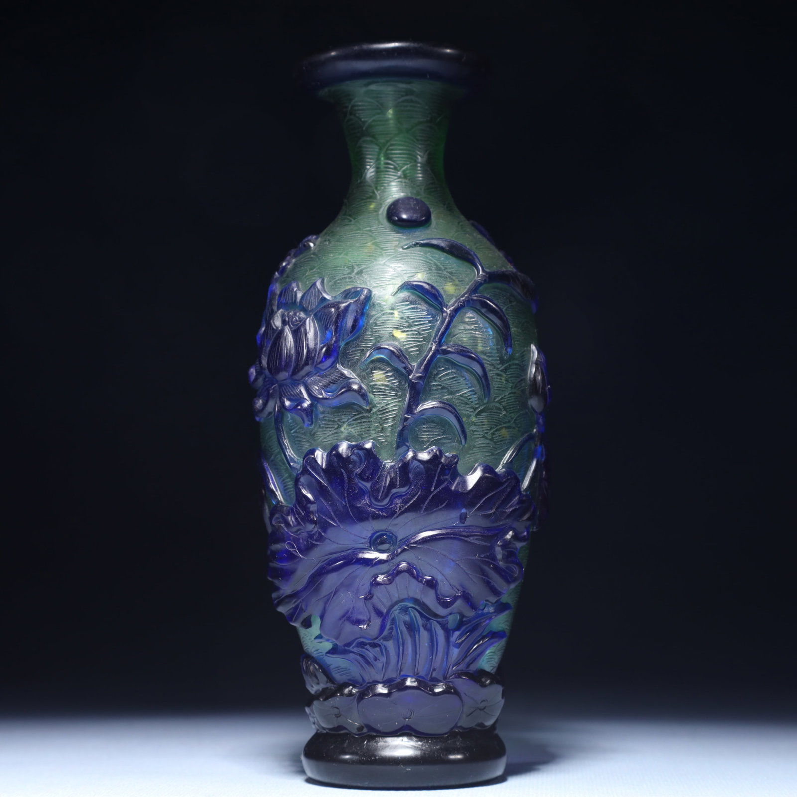 An Exquisite Glass Fish Pattern Vase: An Exquisite Glass Fish Pattern Vase,Qing Dynasty,China,Qianlong Four-character Mark,Size:2.8inx7.5in,Weight:450g 琉璃鱼纹瓶,中国清代,乾&