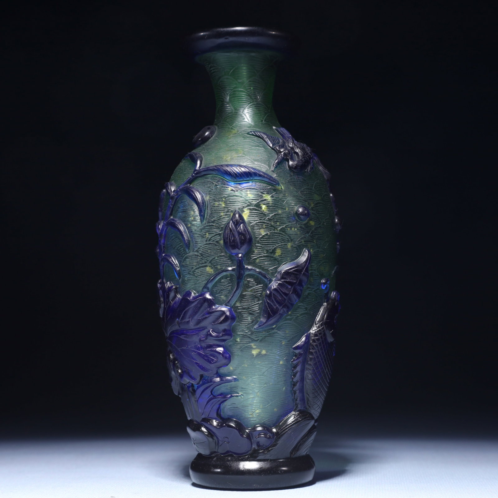 An Exquisite Glass Fish Pattern Vase - 2