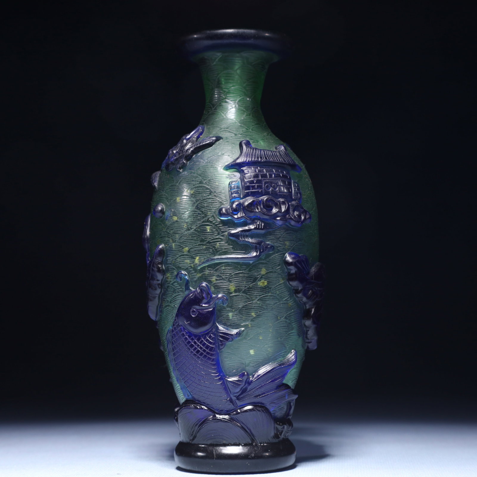 An Exquisite Glass Fish Pattern Vase - 3