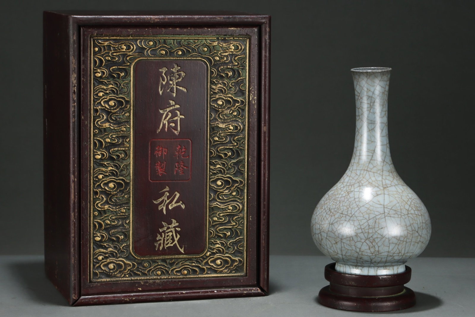 An Exquisite Guan yao Vase,with an Imperial Poem by Emperor Qianlong: An Exquisite Guan yao Vase,with an Imperial Poem by Emperor Qianlong,Song Dynasty,China,Size:9.9inx5.8in 官窑瓶,带乾隆御题诗,中国ê