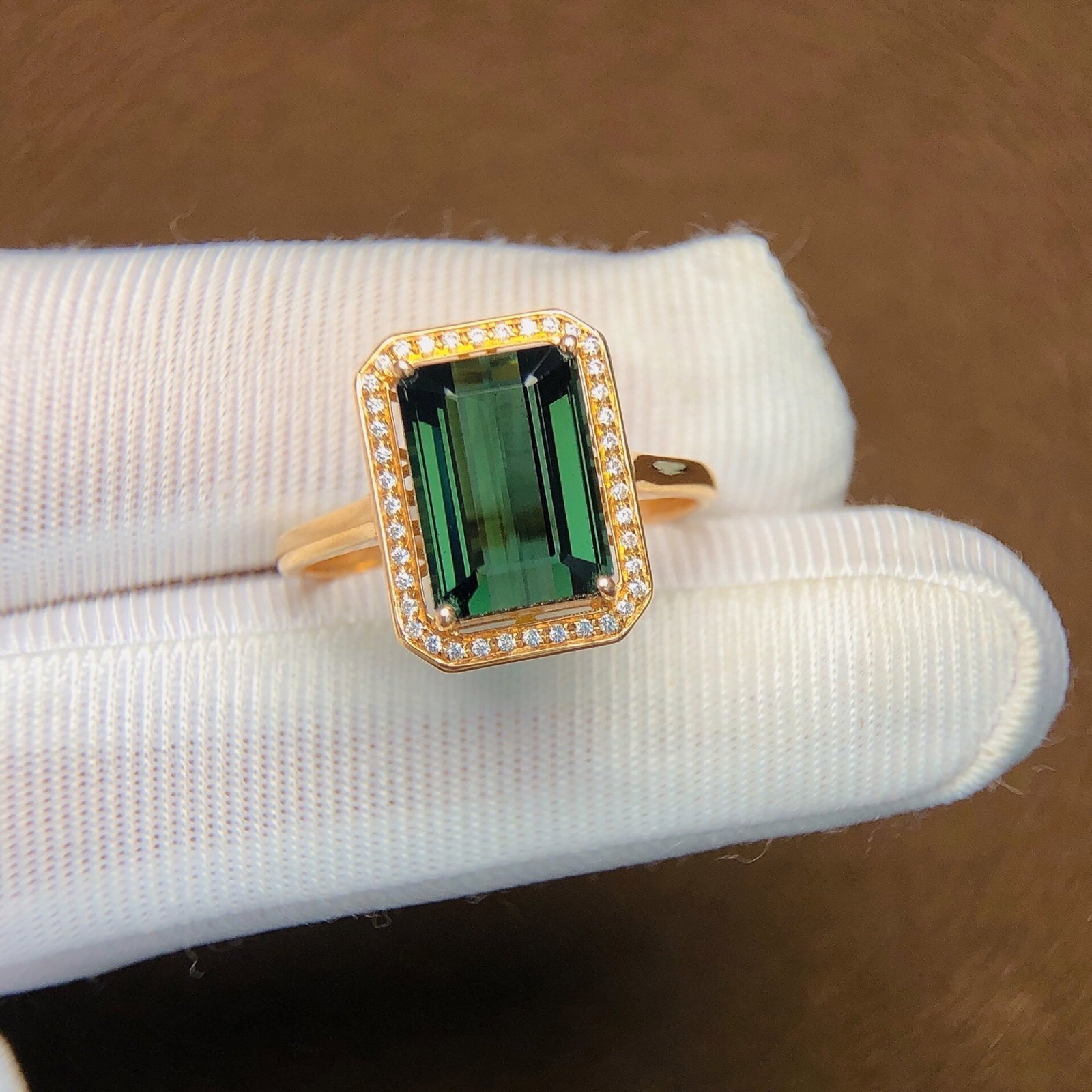 3.8Ctw Sterling Silver-Gold Plated Inlaid Natural Tourmaline Ring: 3.8Ctw Sterling Silver-Gold Plated Inlaid Natural Tourmaline Ring,Size:7.4mmx10.7mm 3.8Ctw纯银镀金嵌天然碧玺戒指