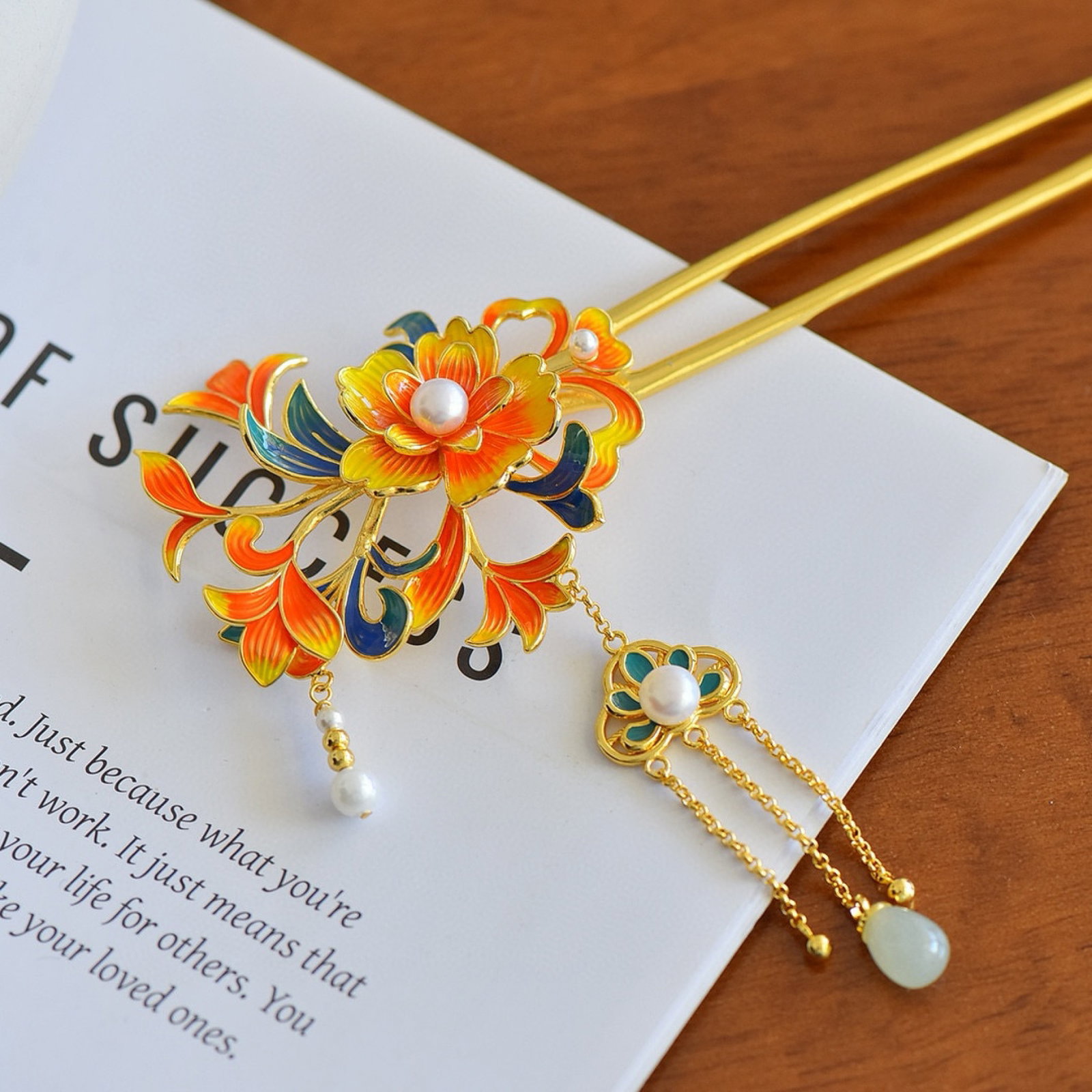 An Exquisite Bronze-Gold Plated Inlaid White Jade Flower Hairpin,Inlaid Pearl: An Exquisite Bronze-Gold Plated Inlaid White Jade Flower Hairpin,Inlaid Pearl,Size:7mmx10mm 铜镀金镶白玉花卉发簪,嵌珍珠