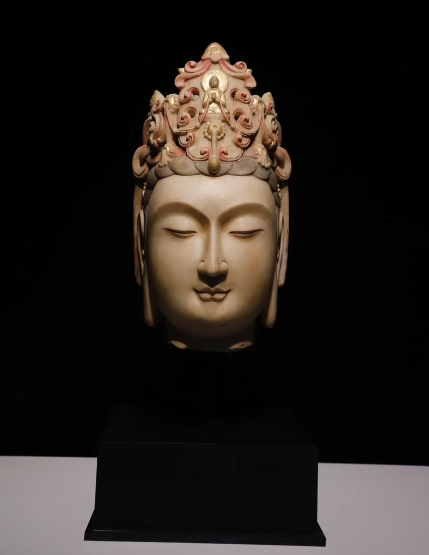 A Solemn Marble Painted Color Avalokitesvara-Head Ornament: A Solemn Marble Painted Color Avalokitesvara-Head Ornament,N.Qi , China,Size:15in 一尊庄严的汉白玉彩绘观音头像ਇ