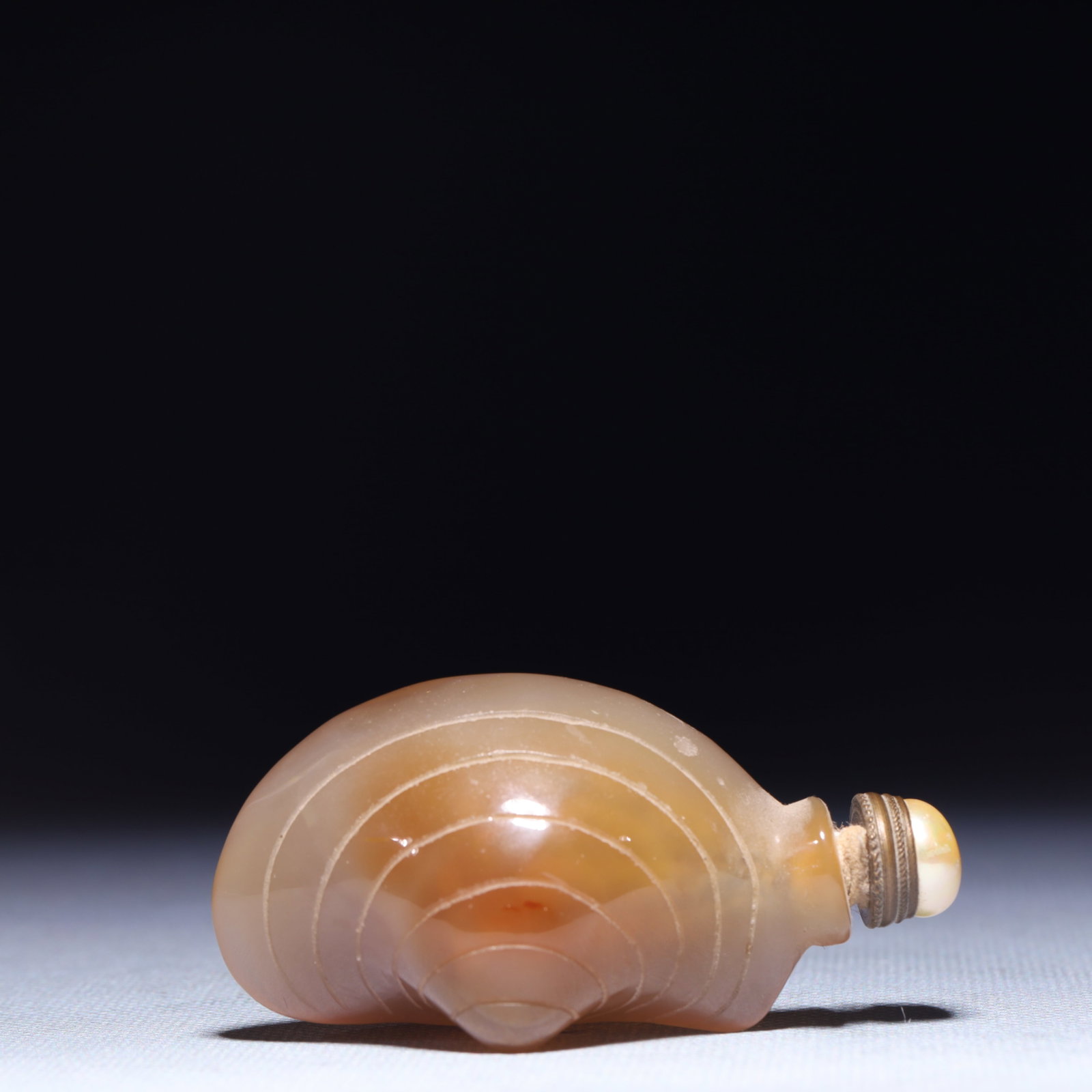 An Exquisite Agate Snuff Bottle: An Exquisite Agate Snuff Bottle,Qing Dynasty,China,Size:1.2inx1.4inx3in,Weight:56.6g 玛瑙鼻烟壶,中国清代