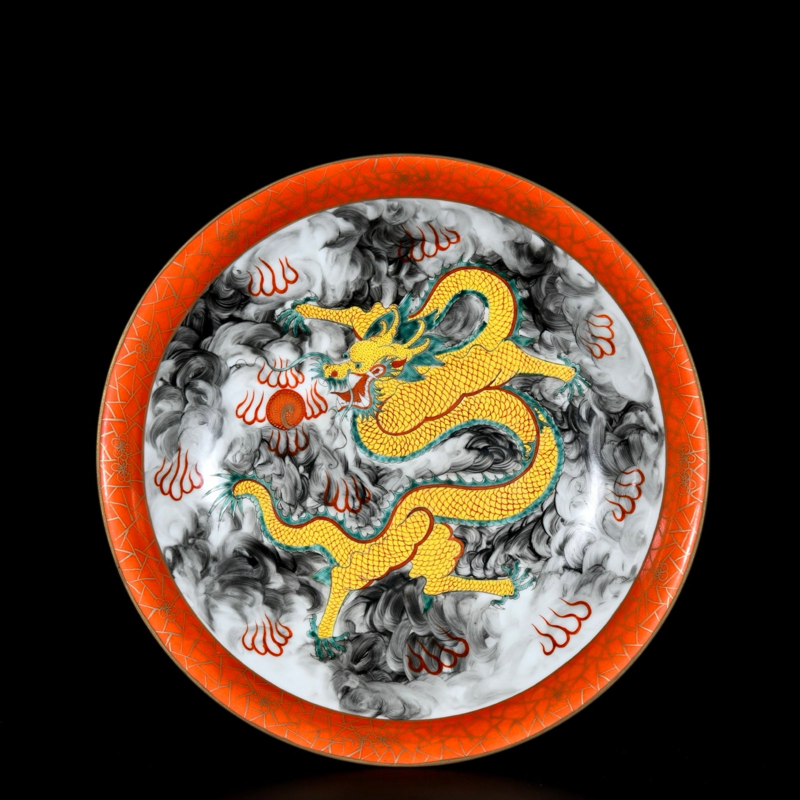 An Exquisite Enamel Ink Color Painted Gold Dragon Pattern Plate: An Exquisite Enamel Ink Color Painted Gold Dragon Pattern Plate,Qing Dynasty, China,Yongzheng Six-character Mark,Size:2.3inx11.6in 珐琅彩墨彩描金龙ń