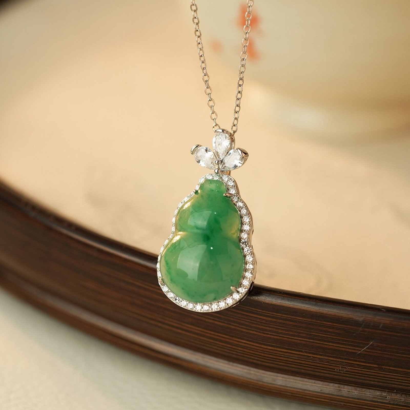 An Exquisite Sterling Silver Inlaid Jadeite Gourd Pendant,Inlaid Diamond: An Exquisite Sterling Silver Inlaid Jadeite Gourd Pendant,Inlaid Diamond,Size:16mmx29mm,Weight:4.25g 纯银镶翡翠葫芦吊坠,嵌钻石