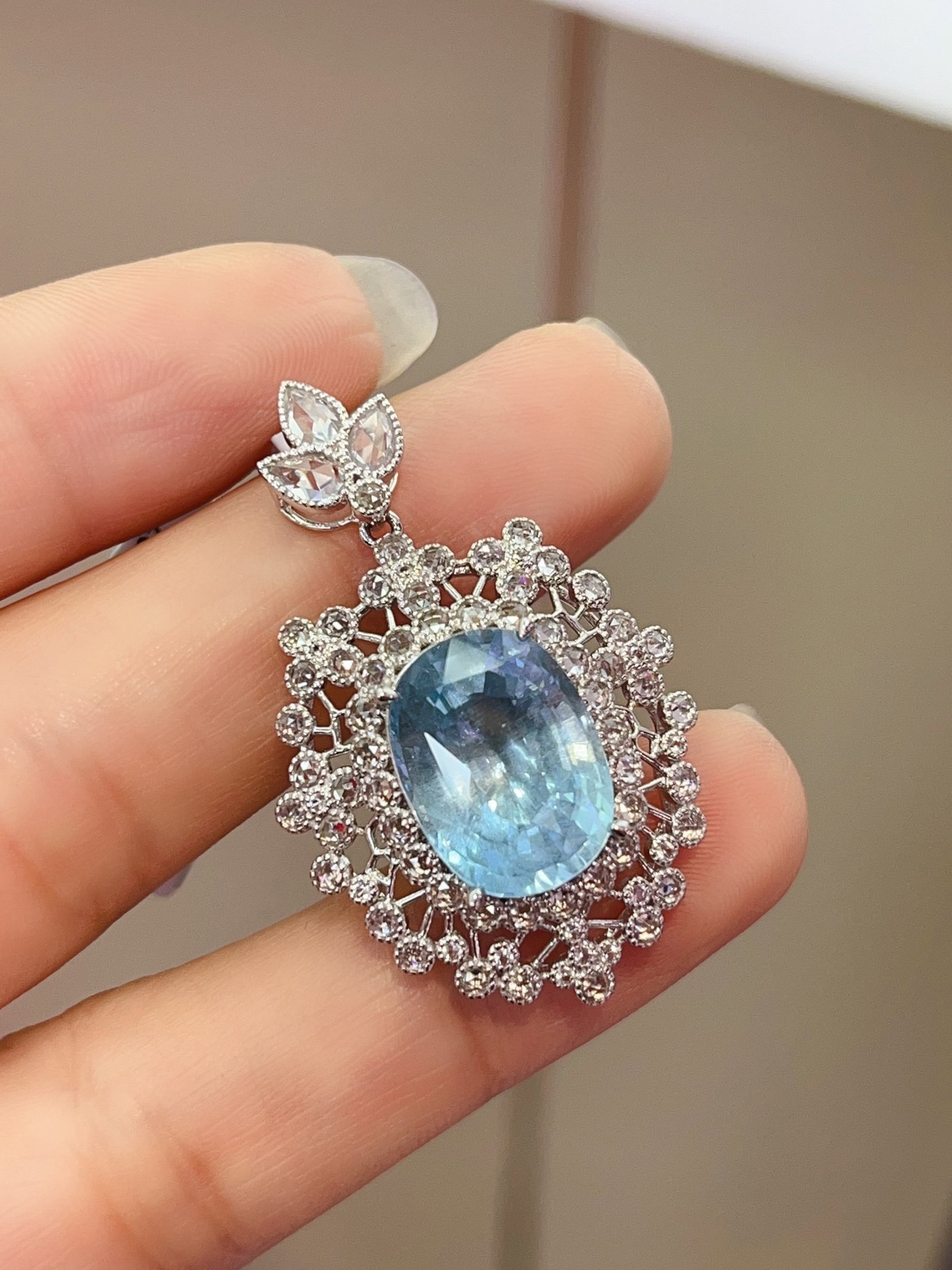 A Exquisite 18k Gold Inlaid 7.50ct Natural Aquamarine Pendant,Inlaid Gems: A Exquisite 18k Gold Inlaid 7.50ct Natural Aquamarine Pendant,Inlaid Gems,Total Weight:7.42g 18k金镶 7.50ct