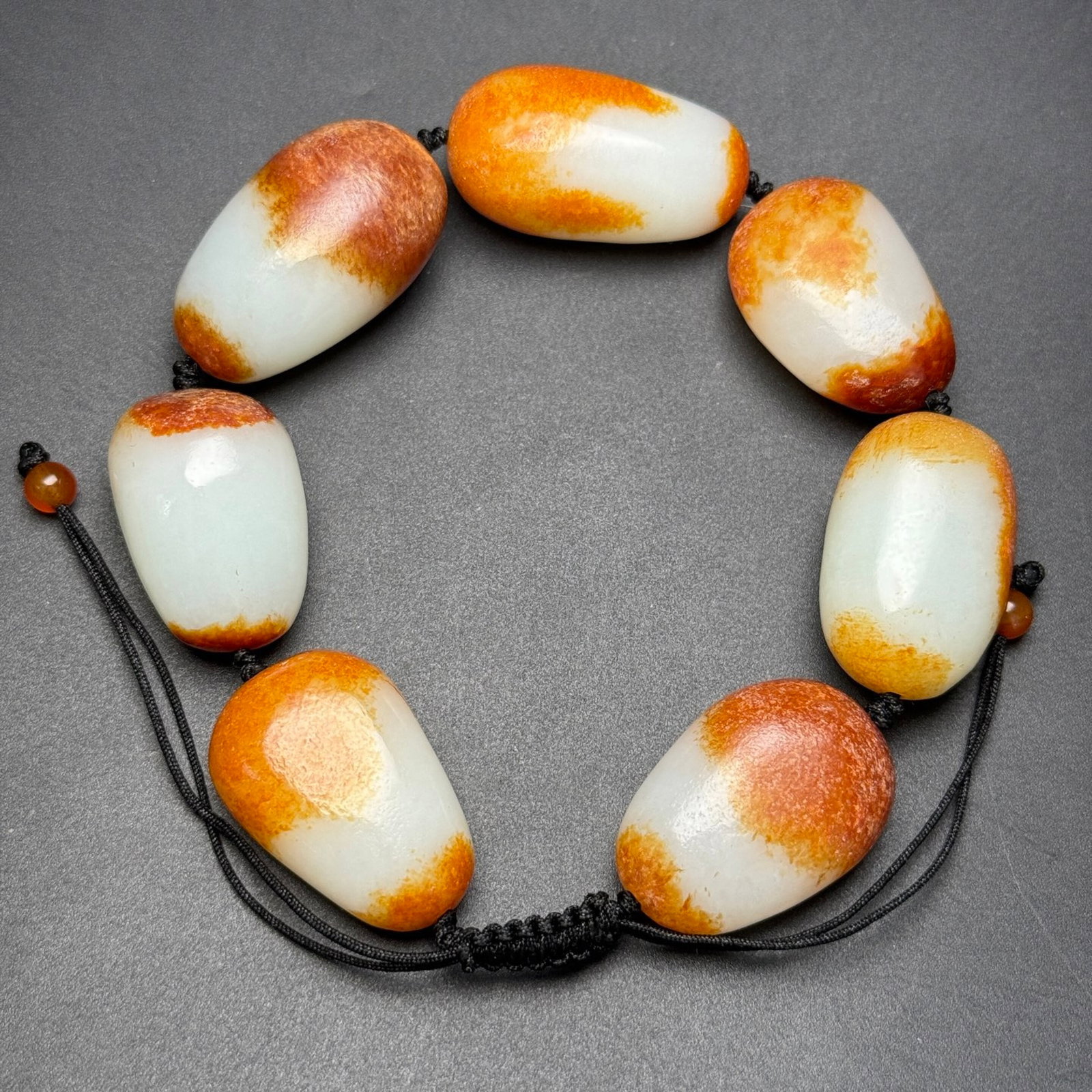 An Exquisite White Jade Bracelets: An Exquisite White Jade Bracelets,Qing Dynasty,China,Size:20mmx30mmx14mm,Weight:108g 白玉手串,中国清代