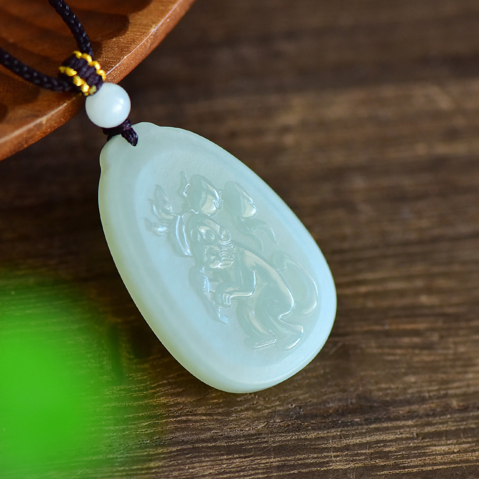 An Exquisite White Jade Monkey Pattern Pendant - 3