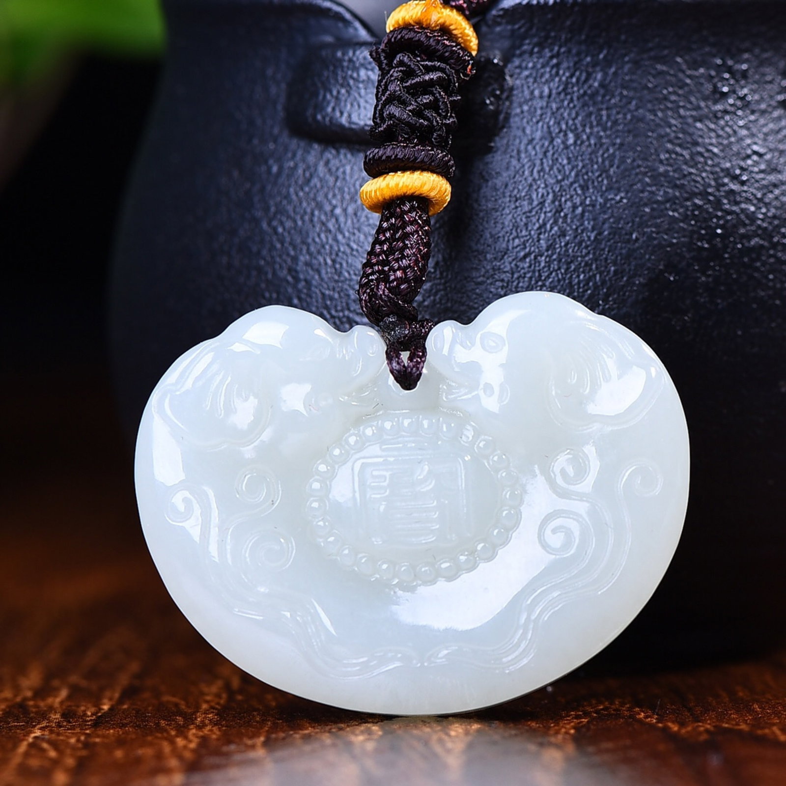 An Exquisite White Jade Pig Pattern Pendant: An Exquisite White Jade Pig Pattern Pendant,Size:27mmx38mm (寓意)玉质细腻 万事如意 财源滚滚 白玉猪