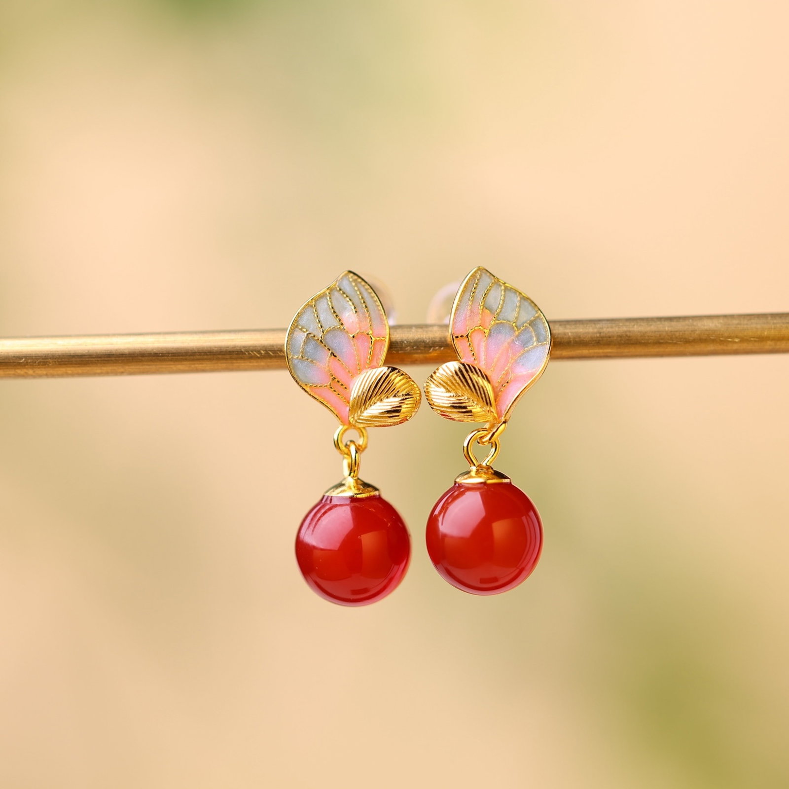 A Pair of Exquisite Sterling Silver-Gold Plated Inlaid Red Agate Earrings: A Pair of Exquisite Sterling Silver-Gold Plated Inlaid Red Agate Earrings,Size:8mmx8mm 一对纯银镀金镶红玛瑙耳环