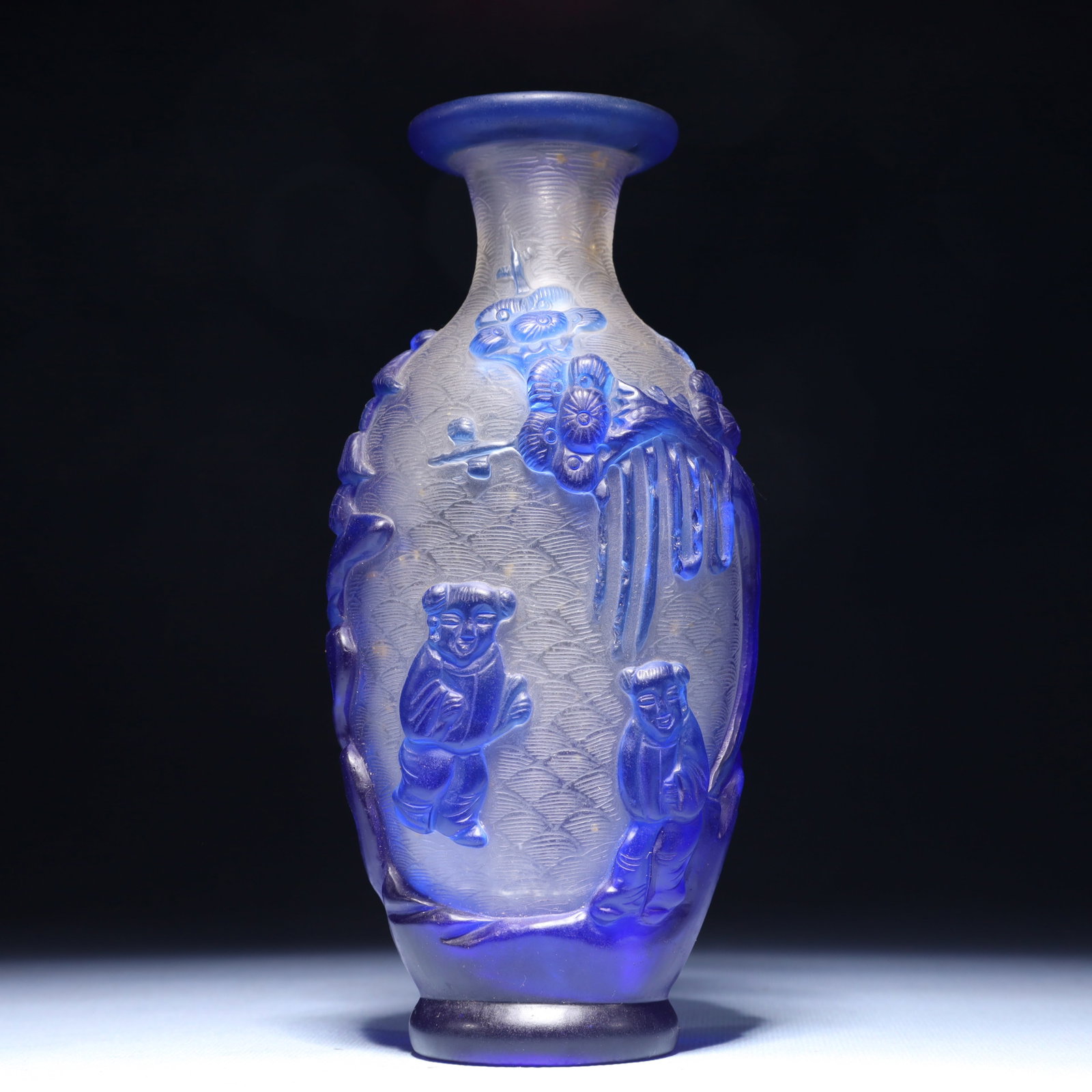 An Exquisite Glass Figure Pattern Vase: An Exquisite Glass Figure Pattern Vase,Qing Dynasty,China,Qianlong Four-character Mark,Size:3.5inx2.8inx7.1in,Weight:500g 琉璃人物纹瓶,中国清É