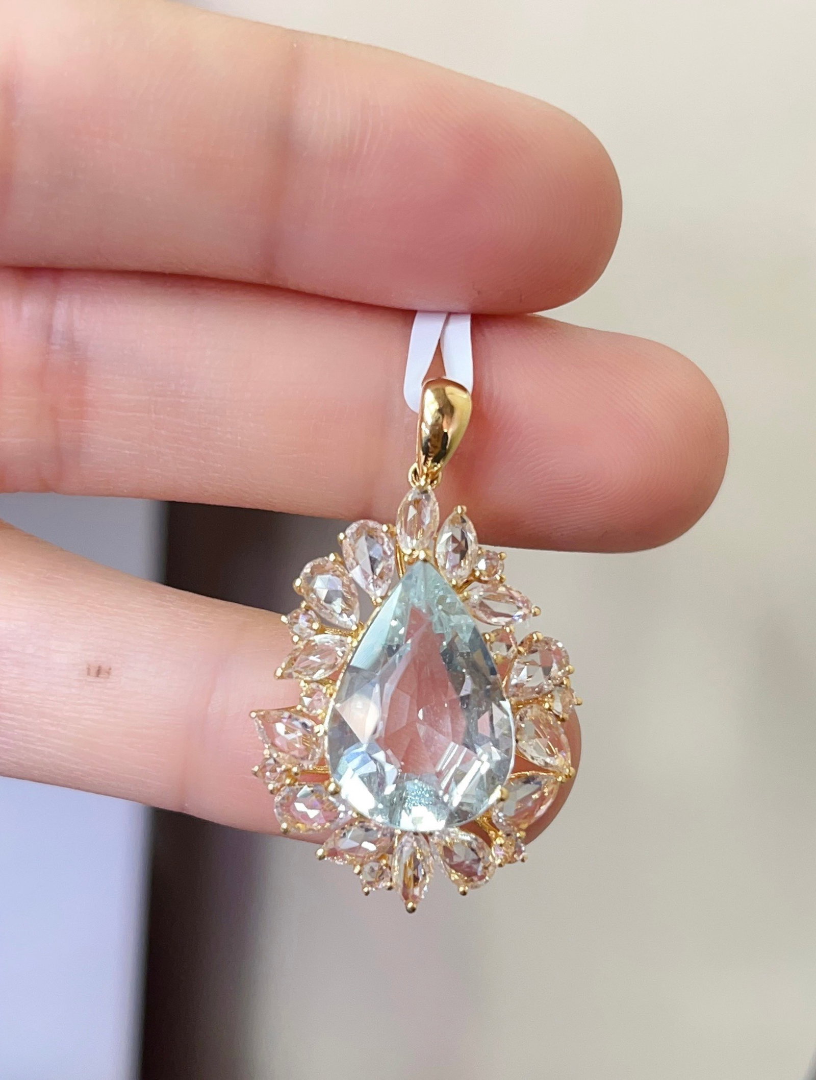 A Exquisite 18k Gold Inlaid 5.20ct Natural Aquamarine Pendant,Inlaid Gems: A Exquisite 18k Gold Inlaid 5.20ct Natural Aquamarine Pendant,Inlaid Gems,Total Weight:4.03g 18k金镶 5.20ct