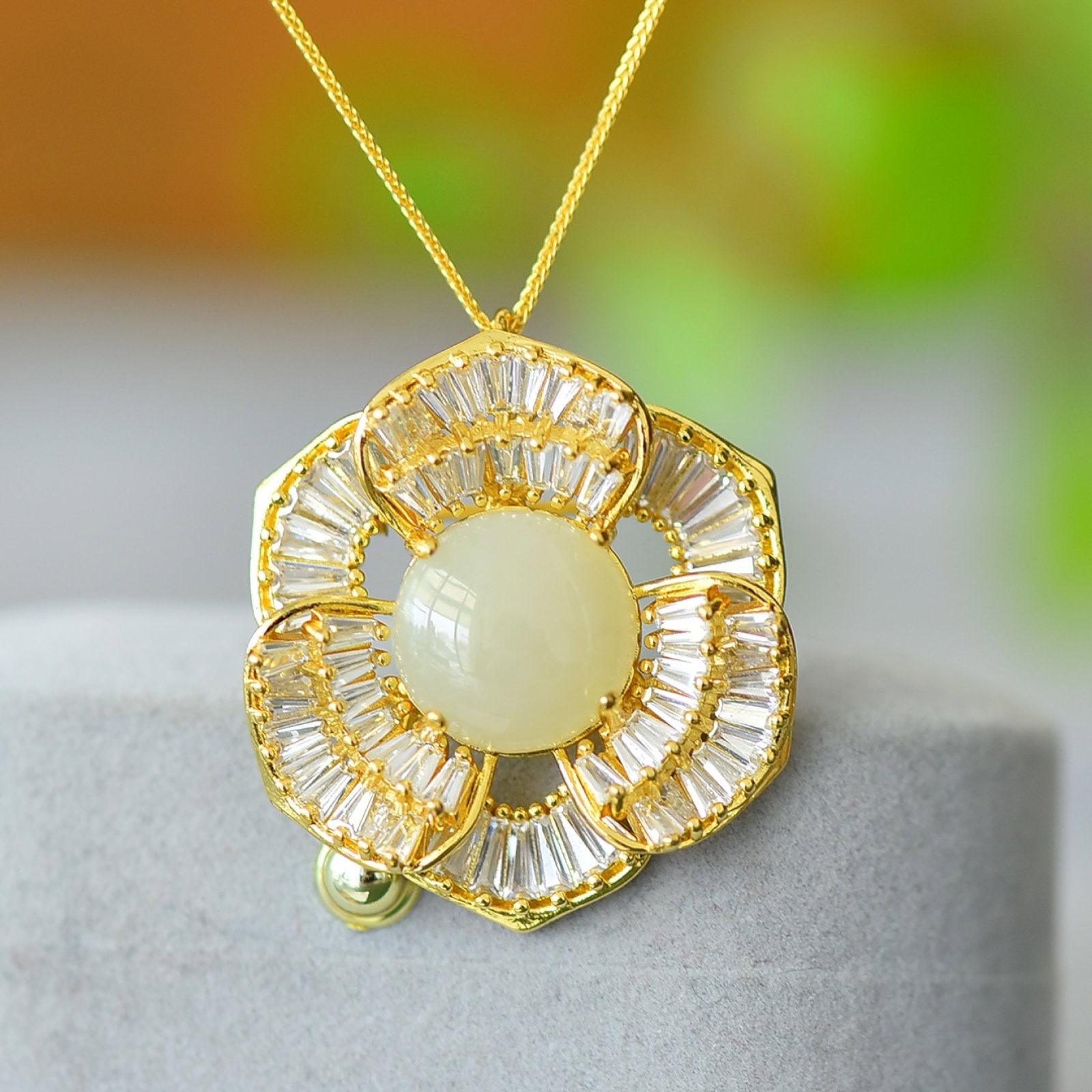 An Exquisite Bronze-Gold Plated Inlaid White Jade Necklace: An Exquisite Bronze-Gold Plated Inlaid White Jade Necklace,Size:14mmx14mm 铜镀金镶白玉项链