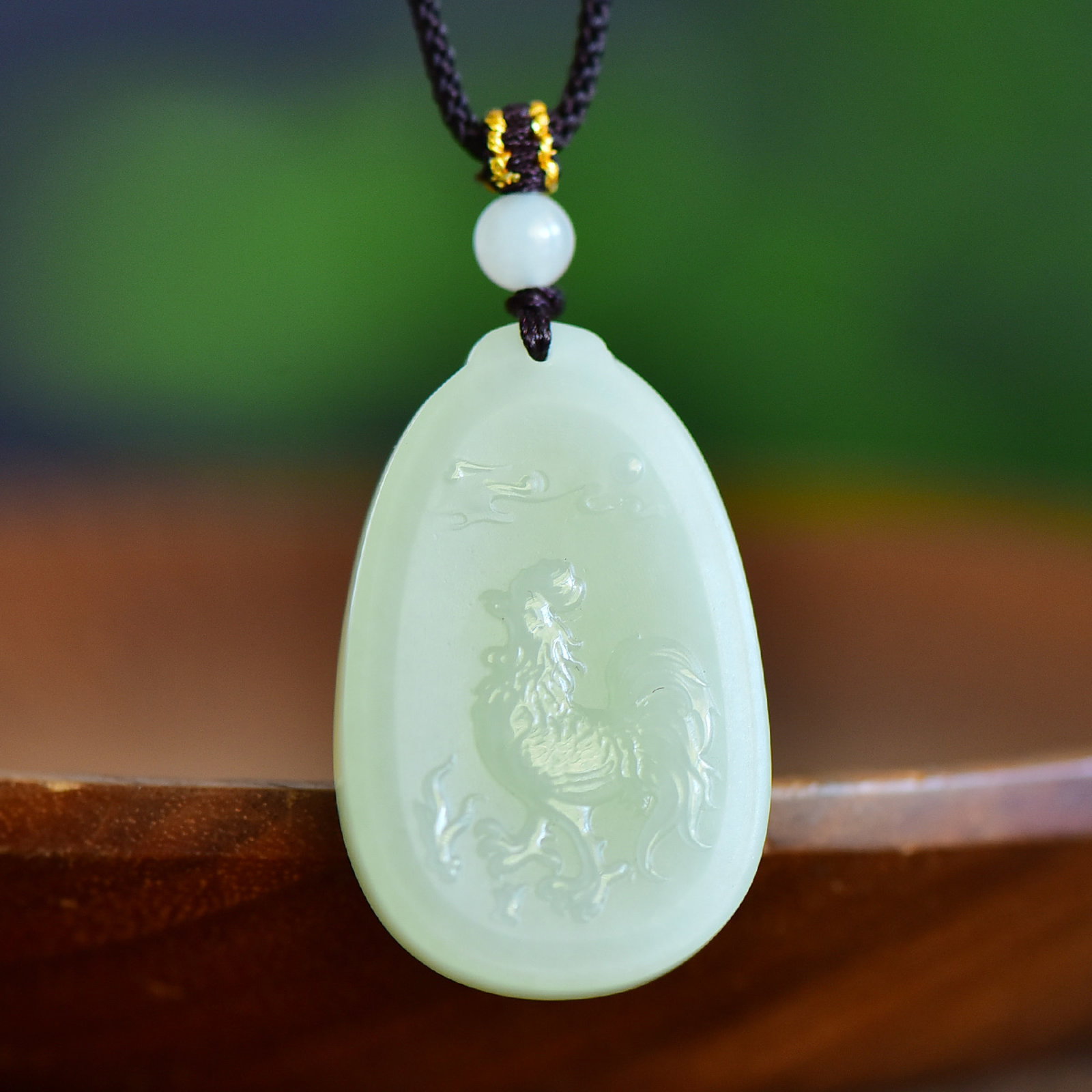 An Exquisite White Jade Rooster Pattern Pendant: An Exquisite White Jade Rooster Pattern Pendant,Size:41mmx26mm 寓意:生肖鸡佩戴,佩戴可使一生顺利,逢࠲