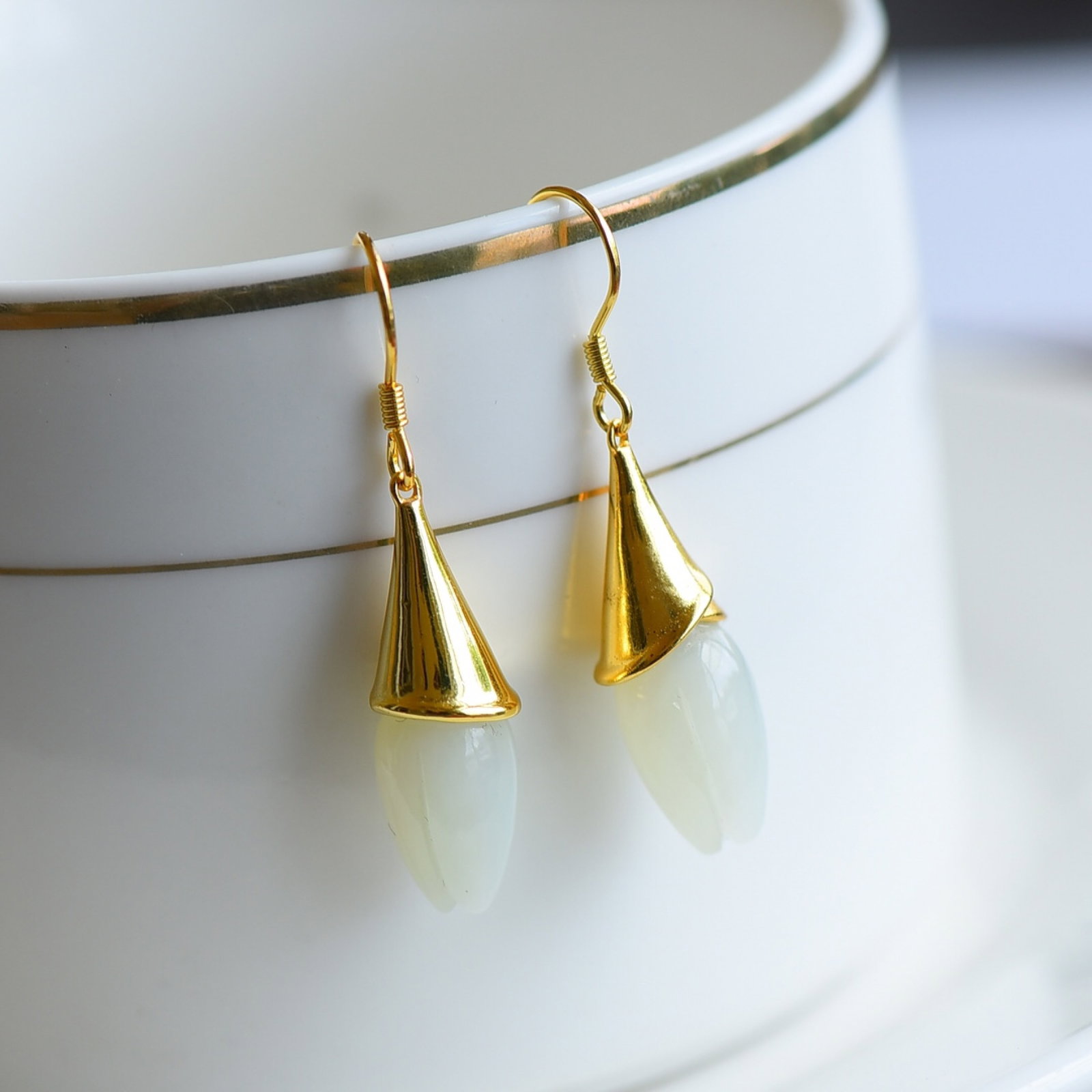 A Pair of Exquisite Sterling Silver-Gold Plated Inlaid White Jade Earrings: A Pair of Exquisite Sterling Silver-Gold Plated Inlaid White Jade Earrings,Size:9mmx15mm 一对纯银镀金镶白玉耳环