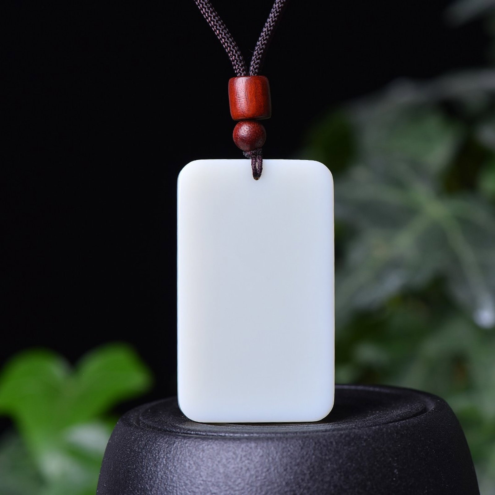 An Exquisite White Jade Pendant: An Exquisite White Jade Pendant,Size:38mmx49mm (寓意)吉祥 平平安安 白玉吊坠