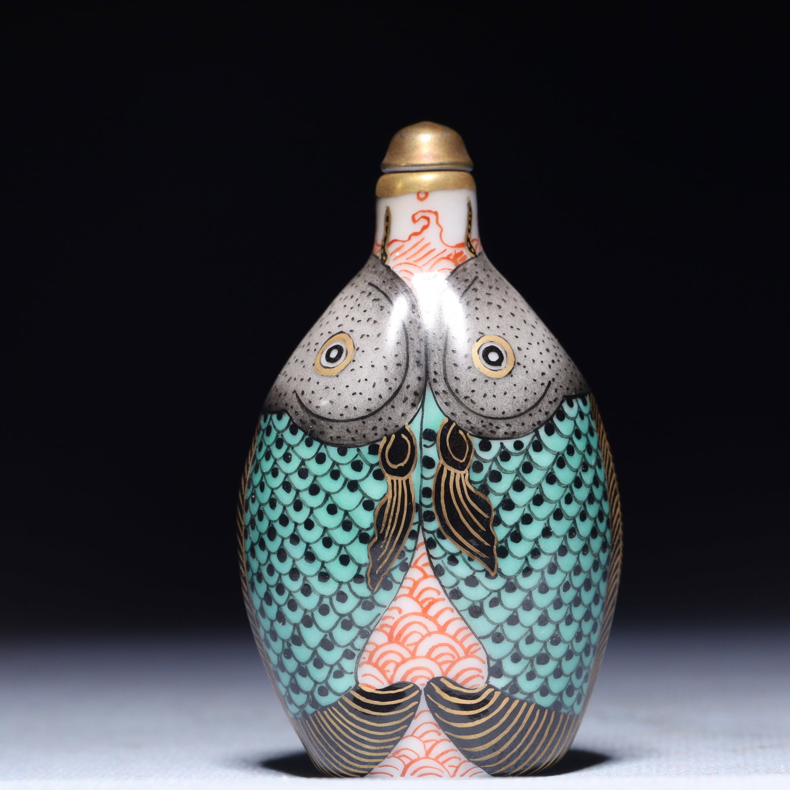 An Exquisite Famille-Rose Fish Pattern Snuff Bottle: An Exquisite Famille-Rose Fish Pattern Snuff Bottle,Qing Dynasty,China,Qianlong Four-character Mark,Size:1.6inx1inx3in,Weight:63.8g 粉彩鱼纹鼻烟壶,中