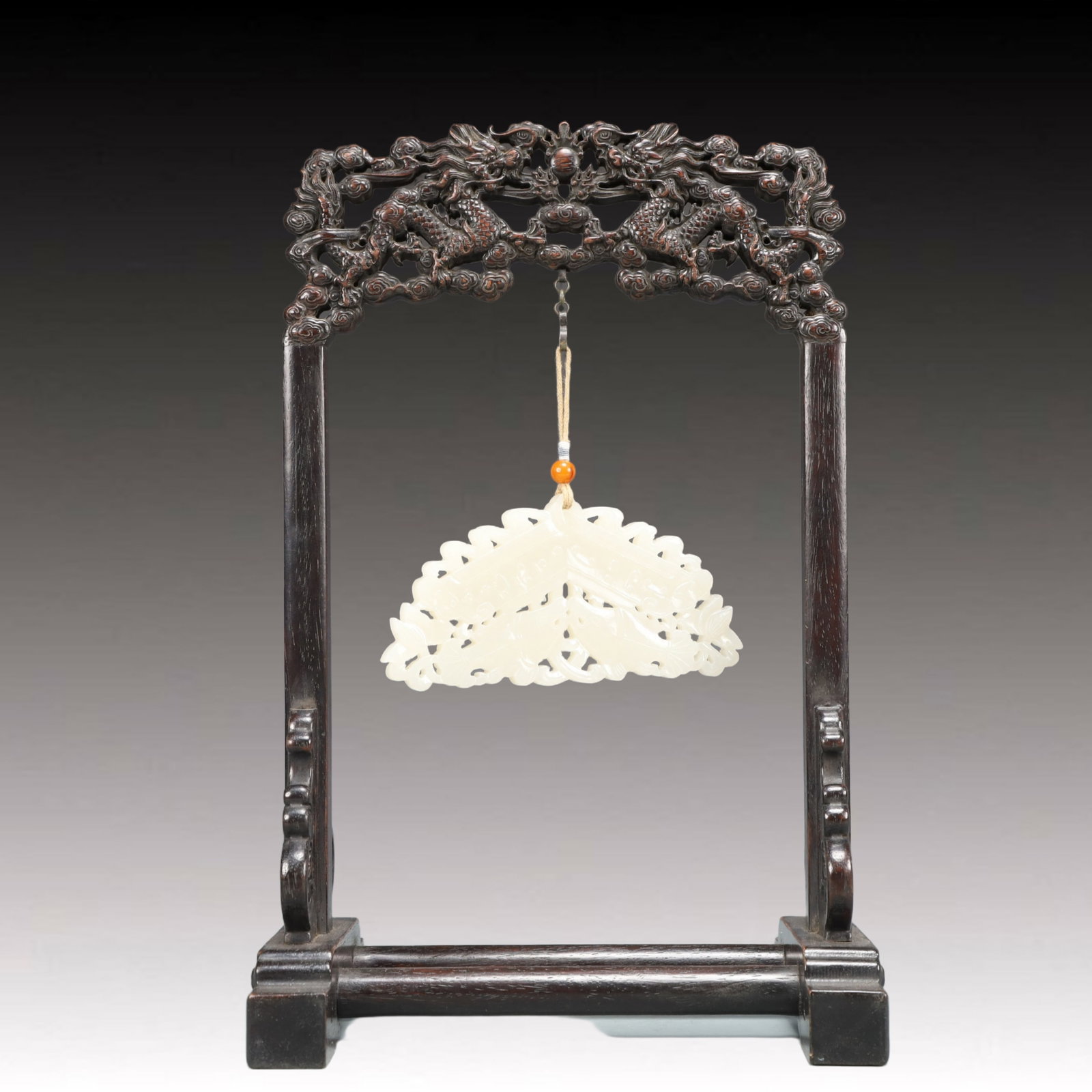 A Precious White Jade Dragon Pattern Ornament: A Precious White Jade Dragon Pattern Ornament,Qing Dynasty, China,Size:7.3inx4.7inx11.4in Weight:450g 白玉龙纹摆件,中国清代