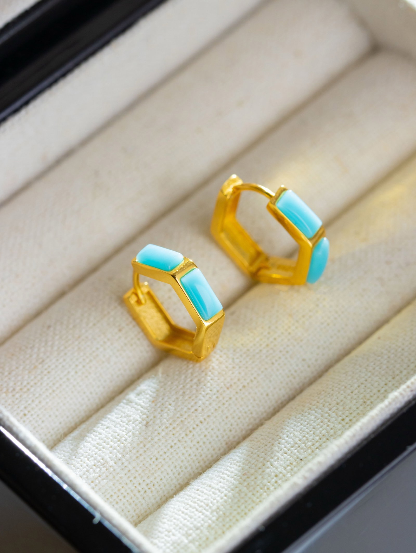 A Pair of Exquisite Sterling Silver-Gold Plated Inlaid Turquoise Earrings: A Pair of Exquisite Sterling Silver-Gold Plated Inlaid Turquoise Earrings 一对纯银镀金镶绿松石耳环