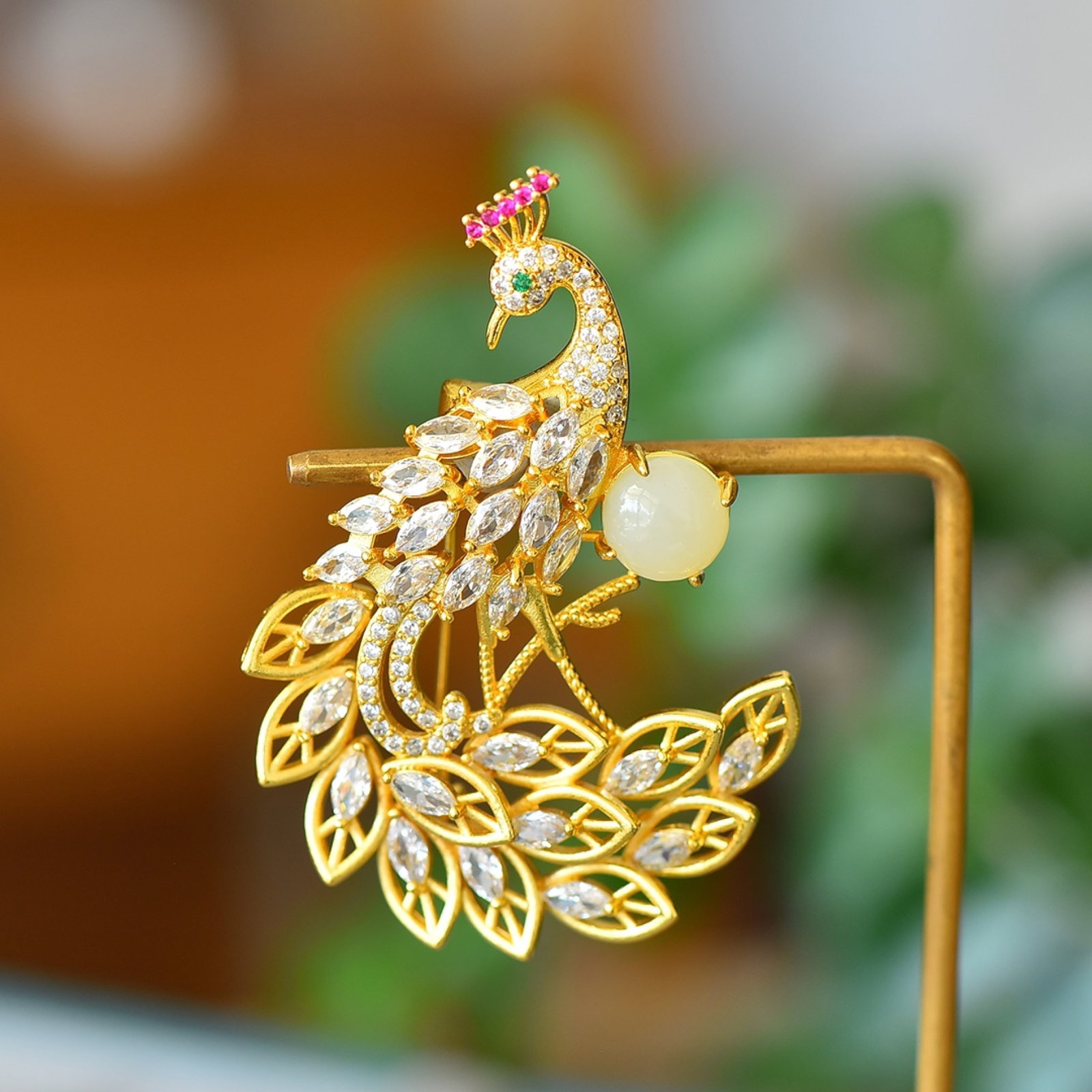 An Exquisite Bronze-Gold Plated Inlaid White Jade Phoenix Brooch,Inlaid Diamond: An Exquisite Bronze-Gold Plated Inlaid White Jade Phoenix Brooch,Inlaid Diamond,Size:12mmx12mm 铜镀金镶白玉凤胸针,嵌钻石