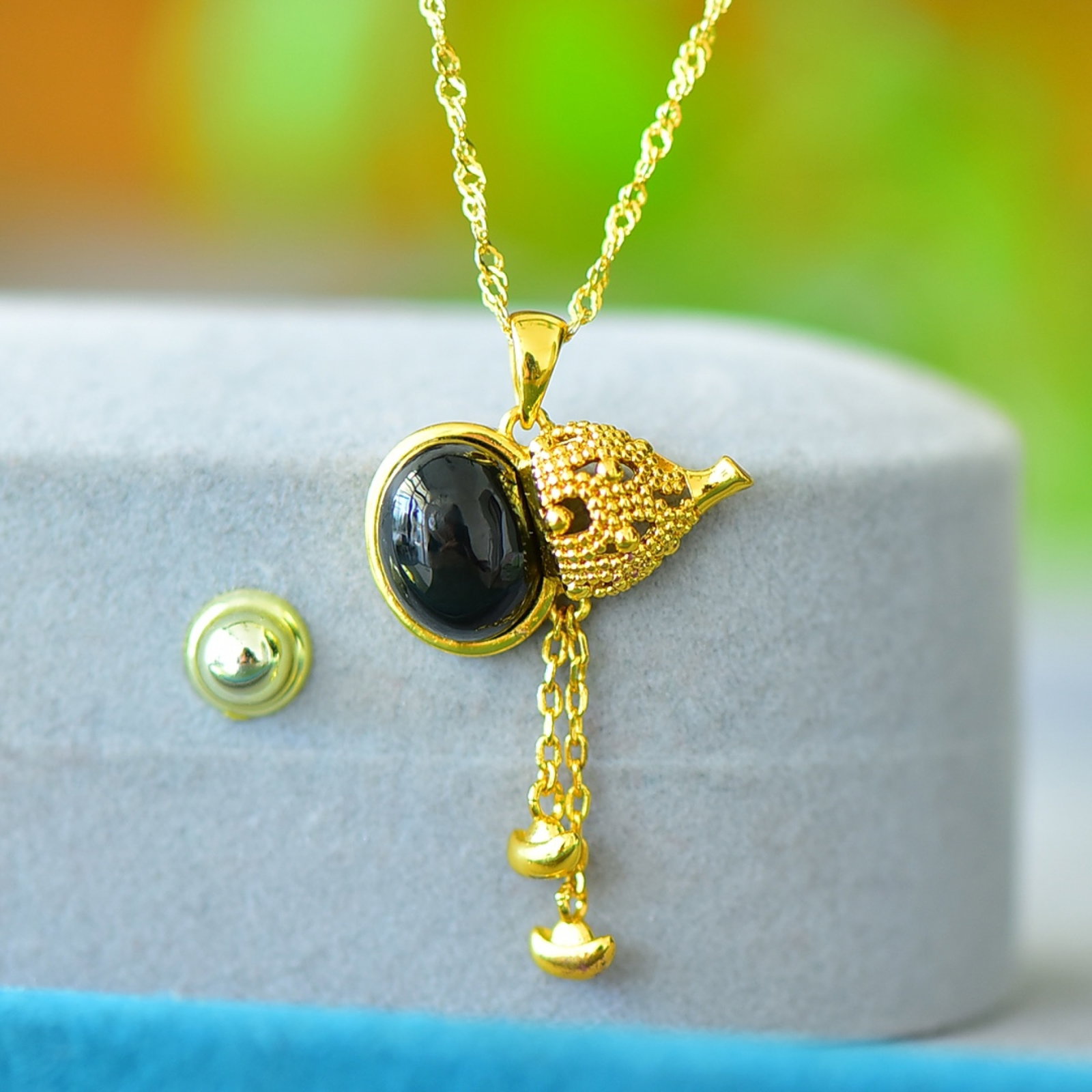 An Exquisite Bronze-Gold Plated Inlaid Green Jade Gourd Necklace: An Exquisite Bronze-Gold Plated Inlaid Green Jade Gourd Necklace,Size:8mmx10mm 铜镀金镶青玉葫芦项链