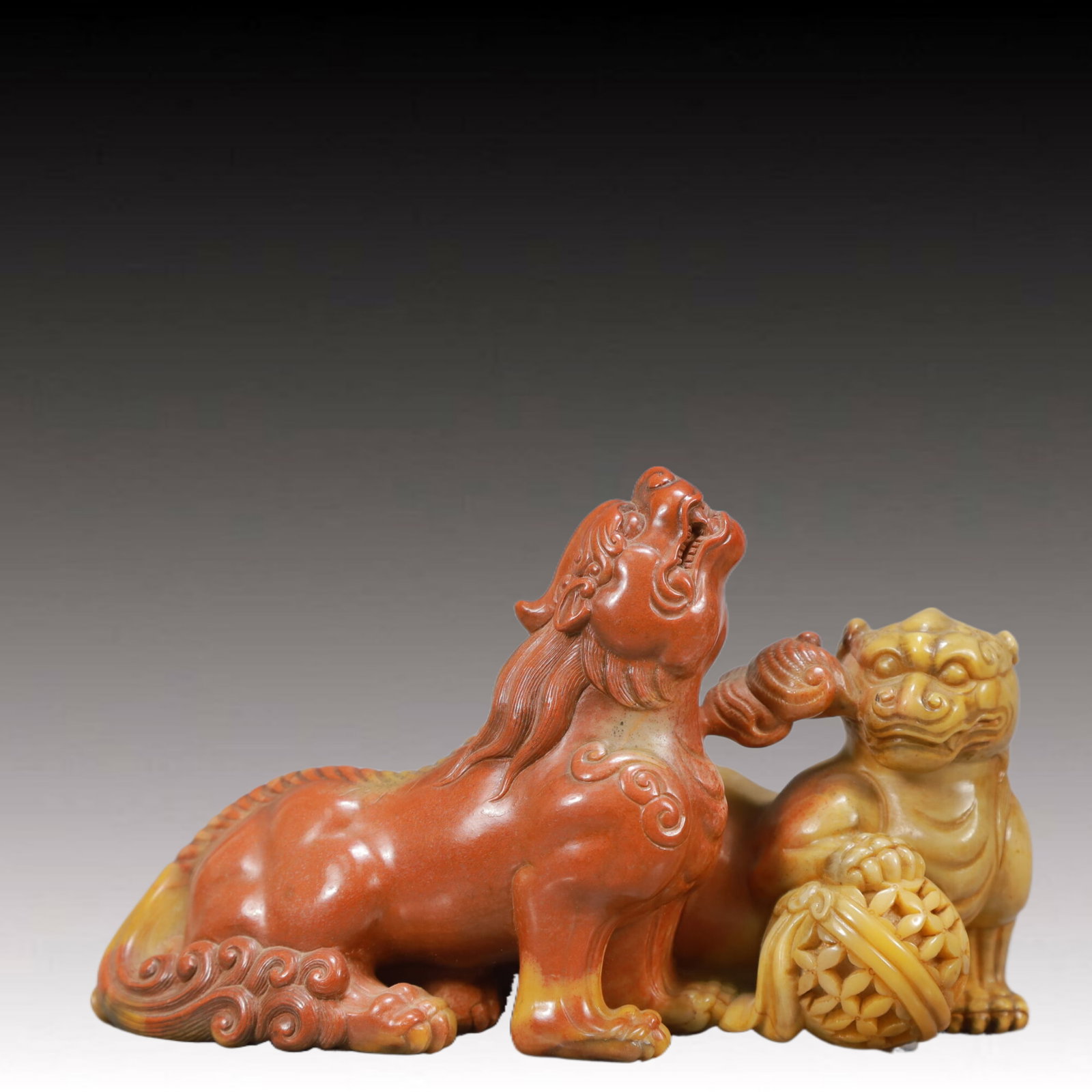 An Exquisite Shoushan Stone Lion Ornament: An Exquisite Shoushan Stone Lion Ornament,Qing Dynasty,China,Size:6.2inx2.4inx3.8in,Weight:750g 寿山石狮子摆件,中国清代