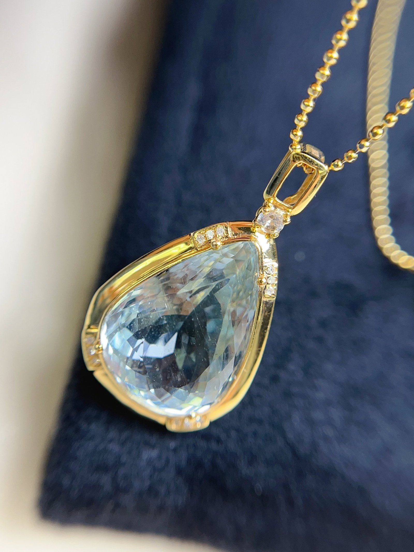 A Exquisite 18k Gold Inlaid 10.75ct Natural Aquamarine Pendant,Inlaid Diamond: A Exquisite 18k Gold Inlaid 10.75ct Natural Aquamarine Pendant,Inlaid Diamond,Total Weight:3.80g 18k金镶 10.75ct 天然海蓝宝吊坠,嵌钻&#