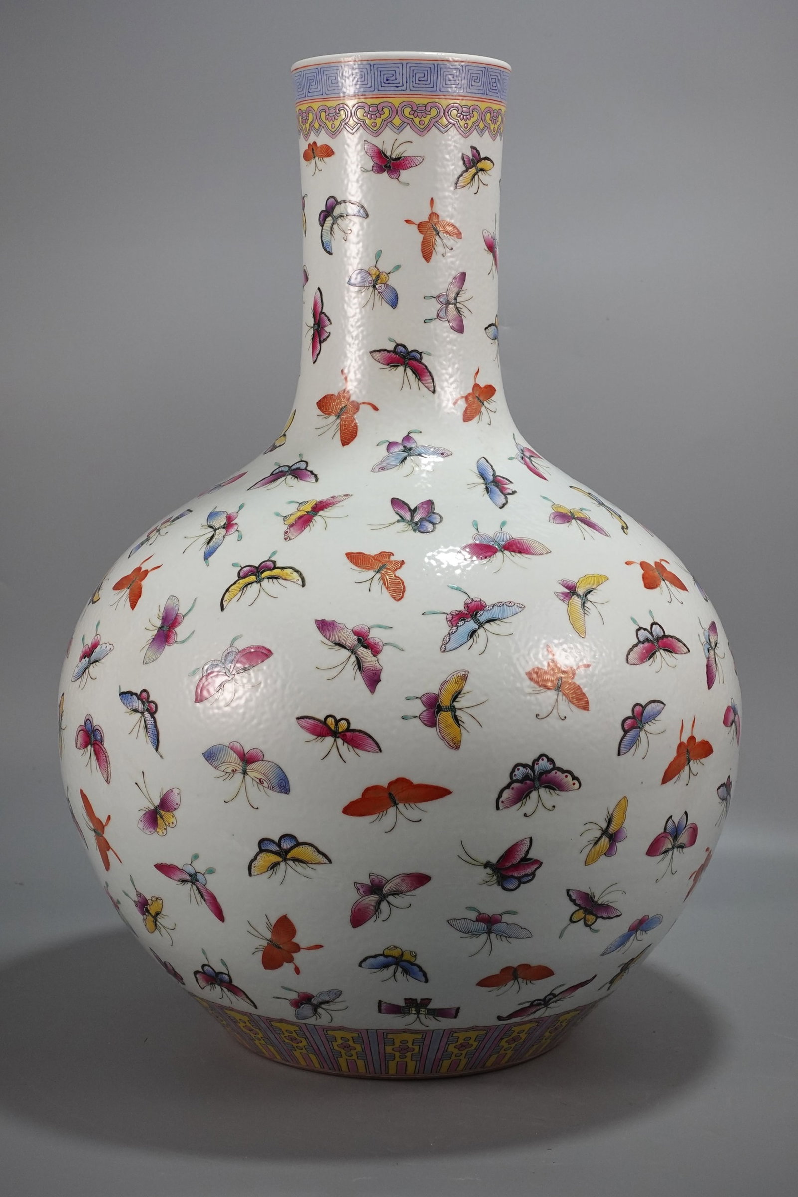 A Huge Famille-Rose Butterfly Pattern Vase: A Huge Famille-Rose Butterfly Pattern Vase,Qing Dynasty,China,Qianlong Six-character Mark,Size:22.8inx16.1in 粉彩蝴蝶纹瓶,中国清代,乾&