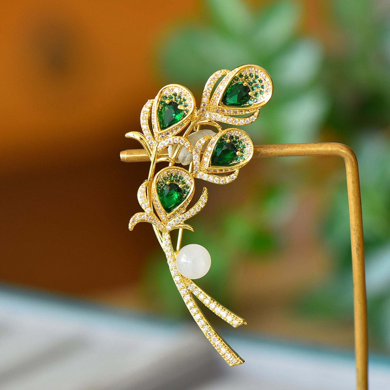 An Exquisite Bronze-Gold Plated Inlaid White Jade Brooch,Inlaid Diamond: An Exquisite Bronze-Gold Plated Inlaid White Jade Brooch,Inlaid Diamond,Size:8mmx8mm 铜镀金镶白玉胸针,嵌钻石