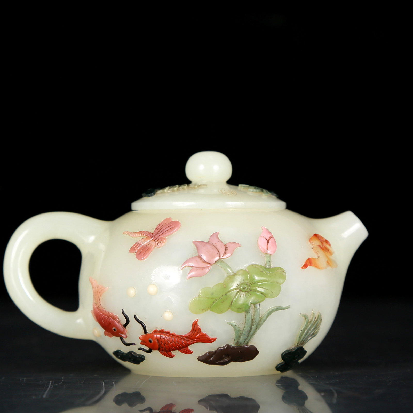 An exquisite white jade teapot with flower and bird patterns: An exquisite white jade teapot with flower and bird patterns, Qing Dynasty, China, Qianlong four-character mark, Size: 4.3inx3.1inx2.6in, Weight: 165g 清代 乾隆四字