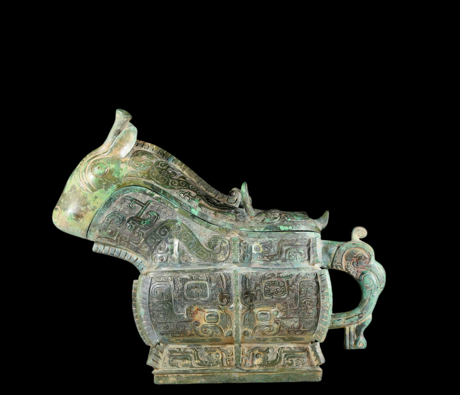 A precious bronze kettle with animal mask pattern: A precious bronze animal-faced pot with inscriptions. In ancient times, the surface was carefully carved, vividly demonstrating the superb skills of the craftsmen. It has its own unique meaning and al